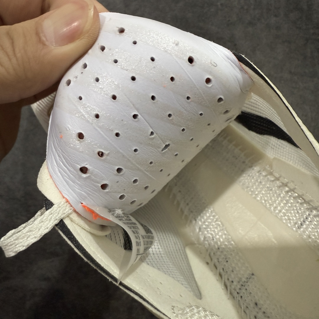 图片[8]-【XE纯原版】Nike ZoomX Vaporfly NEXT%4 减震马拉松跑步鞋 HF6413-100 全掌真碳板 原楦原纸版数据开发  目前市场最强品质 原版购入开发 原版定制网纱鞋面 分体式组合大底 中间层夹心全掌抗扭碳板 下层一次ReactX泡棉 区别市场一体底 超高质检清洁度 一切材质配件均与原版一致 原楦原纸板开发 匹配原版98%以上 完美弧度版型 原厂鞋标 立体反光鞋盒标 高端玩家必推版本 高价零售必推版本 欢迎对比市面任意版本‼️ 这双鞋简直是时尚与科技的完美融合，质感爆棚，搭配超亮眼的银色大勾子，瞬间成为街头焦点。不仅颜值在线，缓震性能更是一绝 不管是日常出街还是慢跑锻炼，都能给双脚极致舒适体验。  码数超全，36- 46 码任你选！别犹豫啦，穿上它，轻松走出潮流范，开启你的时尚运动新旅程 码段：36-46-选品中心