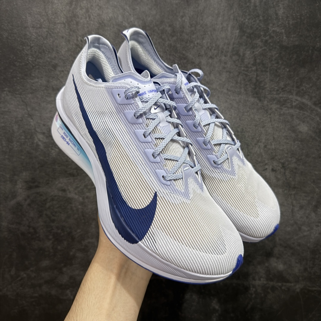 【XE纯原版】Nike ZoomX Vaporfly NEXT%4 减震马拉松跑步鞋 HF6414-001 全掌真碳板 原楦原纸版数据开发  目前市场最强品质 原版购入开发 原版定制网纱鞋面 分体式组合大底 中间层夹心全掌抗扭碳板 下层一次ReactX泡棉 区别市场一体底 超高质检清洁度 一切材质配件均与原版一致 原楦原纸板开发 匹配原版98%以上 完美弧度版型 原厂鞋标 立体反光鞋盒标 高端玩家必推版本 高价零售必推版本 欢迎对比市面任意版本‼️ 这双鞋简直是时尚与科技的完美融合,质感爆棚,搭配超亮眼的银色大勾子,瞬间成为街头焦点。不仅颜值在线,缓震性能更是一绝 不管是日常出街还是慢跑锻炼,都能给双脚极致舒适体验。  码数超全,36- 46 码任你选!别犹豫啦,穿上它,轻松走出潮流范,开启你的时尚运动新旅程 码段:36-46-选品中心