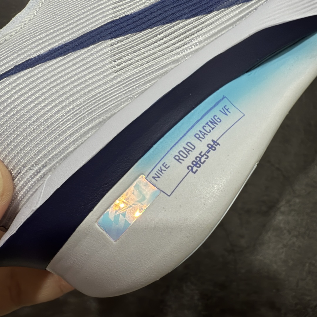 图片[3]-【XE纯原版】Nike ZoomX Vaporfly NEXT%4 减震马拉松跑步鞋 HF6414-001 全掌真碳板 原楦原纸版数据开发  目前市场最强品质 原版购入开发 原版定制网纱鞋面 分体式组合大底 中间层夹心全掌抗扭碳板 下层一次ReactX泡棉 区别市场一体底 超高质检清洁度 一切材质配件均与原版一致 原楦原纸板开发 匹配原版98%以上 完美弧度版型 原厂鞋标 立体反光鞋盒标 高端玩家必推版本 高价零售必推版本 欢迎对比市面任意版本‼️ 这双鞋简直是时尚与科技的完美融合，质感爆棚，搭配超亮眼的银色大勾子，瞬间成为街头焦点。不仅颜值在线，缓震性能更是一绝 不管是日常出街还是慢跑锻炼，都能给双脚极致舒适体验。  码数超全，36- 46 码任你选！别犹豫啦，穿上它，轻松走出潮流范，开启你的时尚运动新旅程 码段：36-46-选品中心