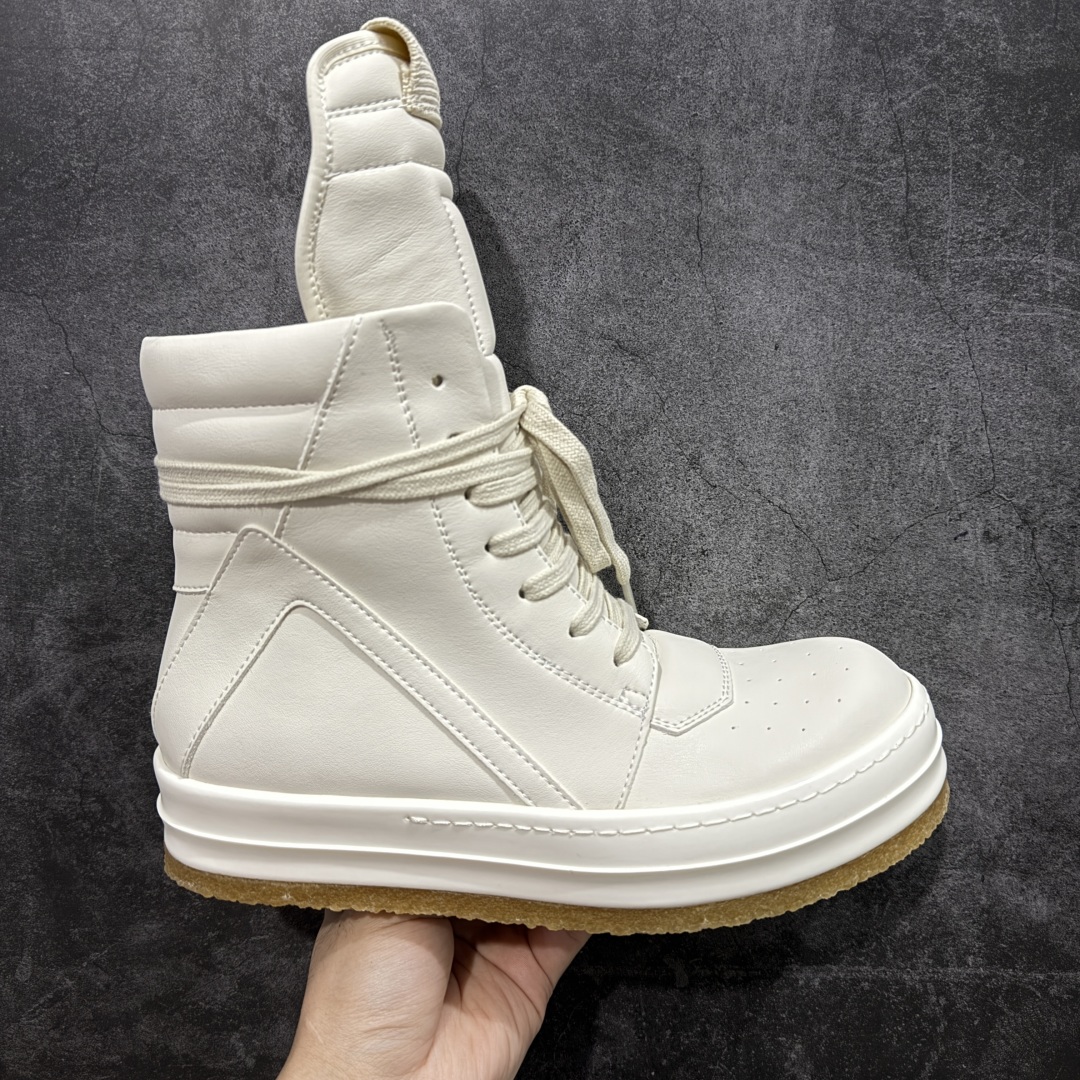 【莞产G版】Rick Owens Edfu 瑞克·欧文斯高帮皮面时尚运动板鞋 米白生胶高帮皮面倒三角 二级市场已经7K以上 平台客户随意卖四位数 RO广东原厂出品 纯原天花板 原版一比一复刻 冲正绝不翻车 还原度达到百分之98以上 原楦开发纸版版型 ZP拆解原版1:1复模裁片纸版 力求做到0错位 这样才能达到和zp一致的鞋型味道 采用进口cnc数控机床开发对版独家tpu奶香大底 区别于市场所有版本 zp同源全头层粒面小牛皮 达到和zp一致手感 原厂进口细纹布 万邦订购原厂高弹粉红色海绵 内里搭配软质细腻羊皮 TPU高密度大底 软硬度透光度高已经测试和原版一致 尺码:36 37 38 39 40 41 42 43 44 45 46-选品中心