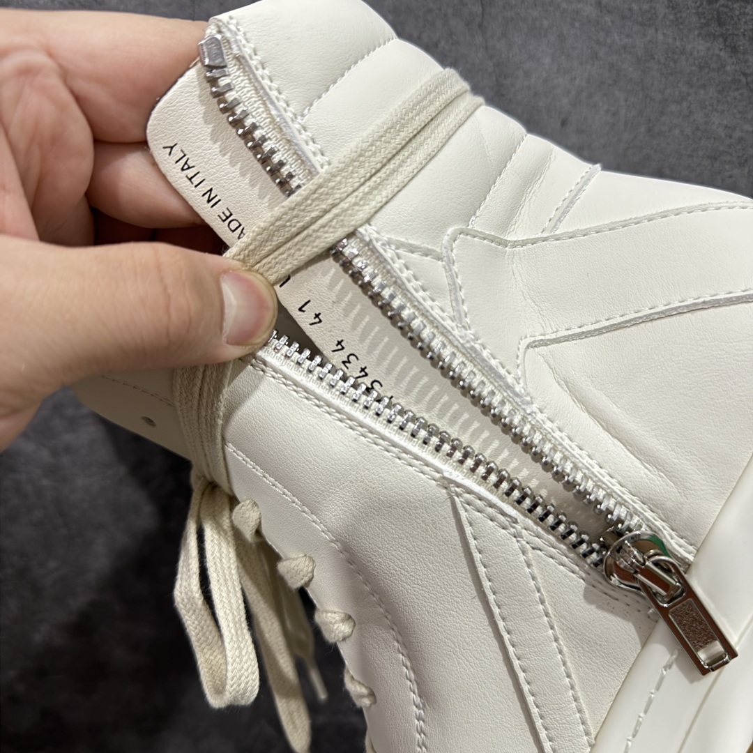 图片[4]-【莞产G版】Rick Owens Edfu 瑞克·欧文斯高帮皮面时尚运动板鞋 米白生胶高帮皮面倒三角 二级市场已经7K以上 平台客户随意卖四位数 RO广东原厂出品 纯原天花板 原版一比一复刻 冲正绝不翻车 还原度达到百分之98以上 原楦开发纸版版型 ZP拆解原版1：1复模裁片纸版 力求做到0错位 这样才能达到和zp一致的鞋型味道 采用进口cnc数控机床开发对版独家tpu奶香大底 区别于市场所有版本 zp同源全头层粒面小牛皮 达到和zp一致手感 原厂进口细纹布 万邦订购原厂高弹粉红色海绵 内里搭配软质细腻羊皮 TPU高密度大底 软硬度透光度高已经测试和原版一致 尺码：36 37 38 39 40 41 42 43 44 45 46-选品中心