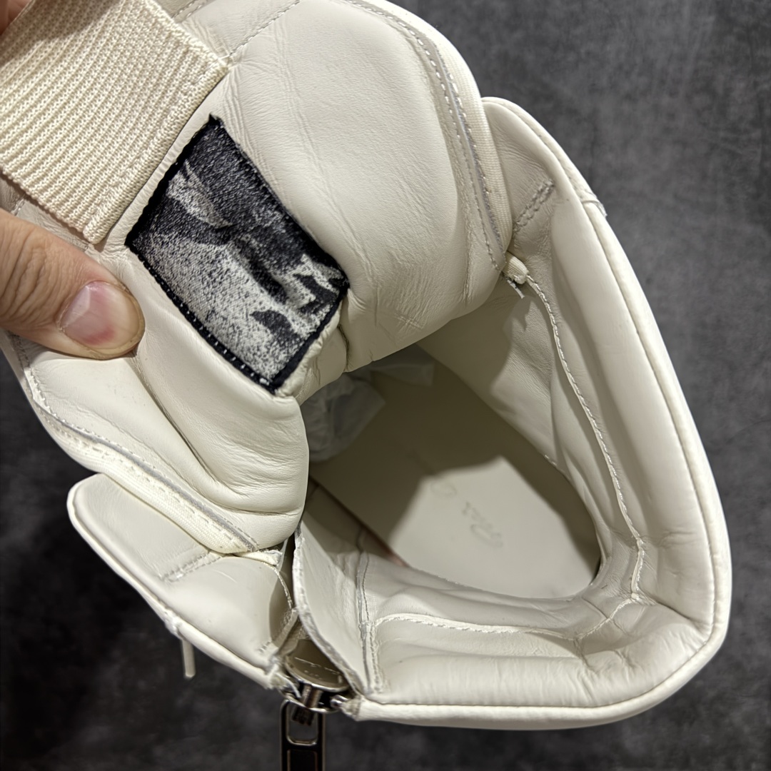 图片[2]-【莞产G版】Rick Owens Edfu 瑞克·欧文斯高帮皮面时尚运动板鞋 米白生胶高帮皮面倒三角 二级市场已经7K以上 平台客户随意卖四位数 RO广东原厂出品 纯原天花板 原版一比一复刻 冲正绝不翻车 还原度达到百分之98以上 原楦开发纸版版型 ZP拆解原版1：1复模裁片纸版 力求做到0错位 这样才能达到和zp一致的鞋型味道 采用进口cnc数控机床开发对版独家tpu奶香大底 区别于市场所有版本 zp同源全头层粒面小牛皮 达到和zp一致手感 原厂进口细纹布 万邦订购原厂高弹粉红色海绵 内里搭配软质细腻羊皮 TPU高密度大底 软硬度透光度高已经测试和原版一致 尺码：36 37 38 39 40 41 42 43 44 45 46-选品中心