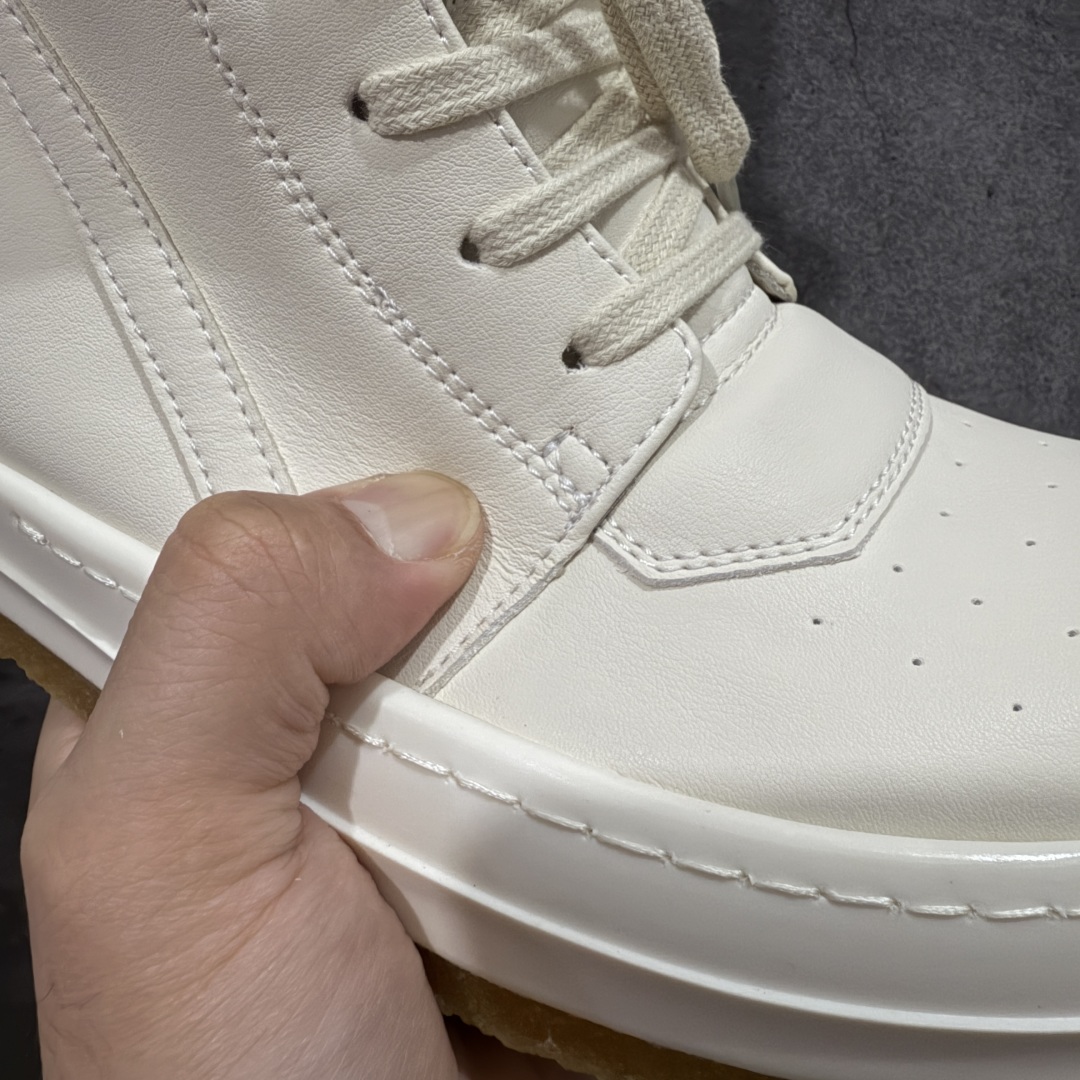 图片[7]-【莞产G版】Rick Owens Edfu 瑞克·欧文斯高帮皮面时尚运动板鞋 米白生胶高帮皮面倒三角 二级市场已经7K以上 平台客户随意卖四位数 RO广东原厂出品 纯原天花板 原版一比一复刻 冲正绝不翻车 还原度达到百分之98以上 原楦开发纸版版型 ZP拆解原版1：1复模裁片纸版 力求做到0错位 这样才能达到和zp一致的鞋型味道 采用进口cnc数控机床开发对版独家tpu奶香大底 区别于市场所有版本 zp同源全头层粒面小牛皮 达到和zp一致手感 原厂进口细纹布 万邦订购原厂高弹粉红色海绵 内里搭配软质细腻羊皮 TPU高密度大底 软硬度透光度高已经测试和原版一致 尺码：36 37 38 39 40 41 42 43 44 45 46-选品中心