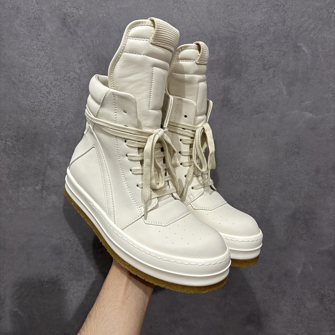 【莞产G版】Rick Owens Edfu 瑞克·欧文斯高帮皮面时尚运动板鞋 米白生胶高帮皮面倒三角 二级市场已经7K以上 平台客户随意卖四位数 RO广东原厂出品 纯原天花板 原版一比一复刻 冲正绝不翻车 还原度达到百分之98以上 原楦开发纸版版型 ZP拆解原版1:1复模裁片纸版 力求做到0错位 这样才能达到和zp一致的鞋型味道 采用进口cnc数控机床开发对版独家tpu奶香大底 区别于市场所有版本 zp同源全头层粒面小牛皮 达到和zp一致手感 原厂进口细纹布 万邦订购原厂高弹粉红色海绵 内里搭配软质细腻羊皮 TPU高密度大底 软硬度透光度高已经测试和原版一致 尺码:36 37 38 39 40 41 42 43 44 45 46-选品中心