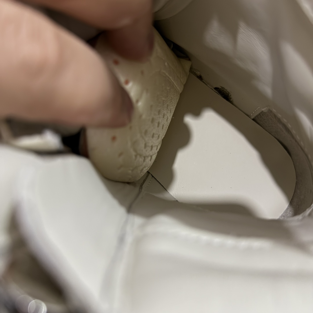 图片[3]-【莞产G版】Rick Owens Edfu 瑞克·欧文斯高帮皮面时尚运动板鞋 米白生胶高帮皮面倒三角 二级市场已经7K以上 平台客户随意卖四位数 RO广东原厂出品 纯原天花板 原版一比一复刻 冲正绝不翻车 还原度达到百分之98以上 原楦开发纸版版型 ZP拆解原版1：1复模裁片纸版 力求做到0错位 这样才能达到和zp一致的鞋型味道 采用进口cnc数控机床开发对版独家tpu奶香大底 区别于市场所有版本 zp同源全头层粒面小牛皮 达到和zp一致手感 原厂进口细纹布 万邦订购原厂高弹粉红色海绵 内里搭配软质细腻羊皮 TPU高密度大底 软硬度透光度高已经测试和原版一致 尺码：36 37 38 39 40 41 42 43 44 45 46-选品中心