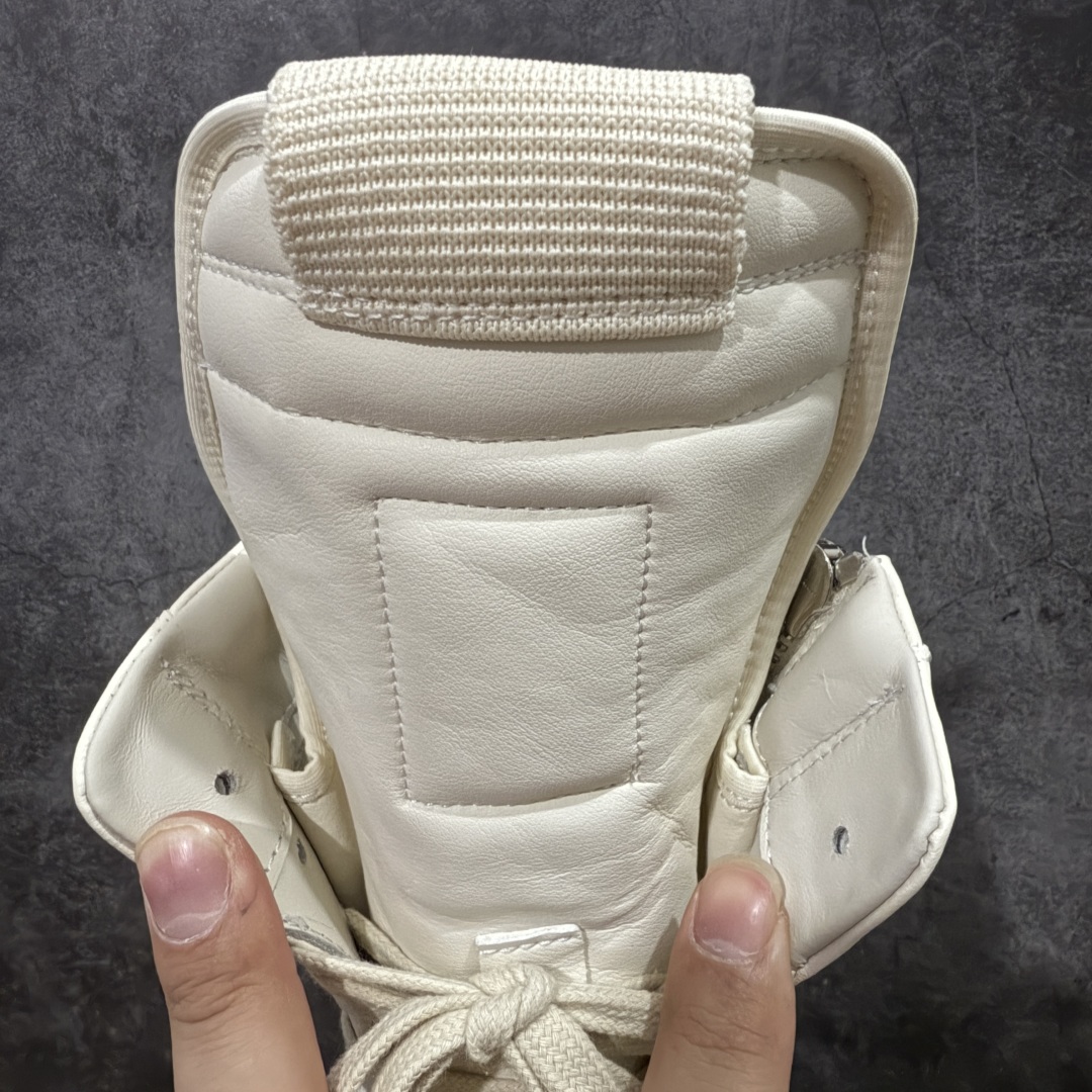 图片[9]-【莞产G版】Rick Owens Edfu 瑞克·欧文斯高帮皮面时尚运动板鞋 米白生胶高帮皮面倒三角 二级市场已经7K以上 平台客户随意卖四位数 RO广东原厂出品 纯原天花板 原版一比一复刻 冲正绝不翻车 还原度达到百分之98以上 原楦开发纸版版型 ZP拆解原版1：1复模裁片纸版 力求做到0错位 这样才能达到和zp一致的鞋型味道 采用进口cnc数控机床开发对版独家tpu奶香大底 区别于市场所有版本 zp同源全头层粒面小牛皮 达到和zp一致手感 原厂进口细纹布 万邦订购原厂高弹粉红色海绵 内里搭配软质细腻羊皮 TPU高密度大底 软硬度透光度高已经测试和原版一致 尺码：36 37 38 39 40 41 42 43 44 45 46-选品中心