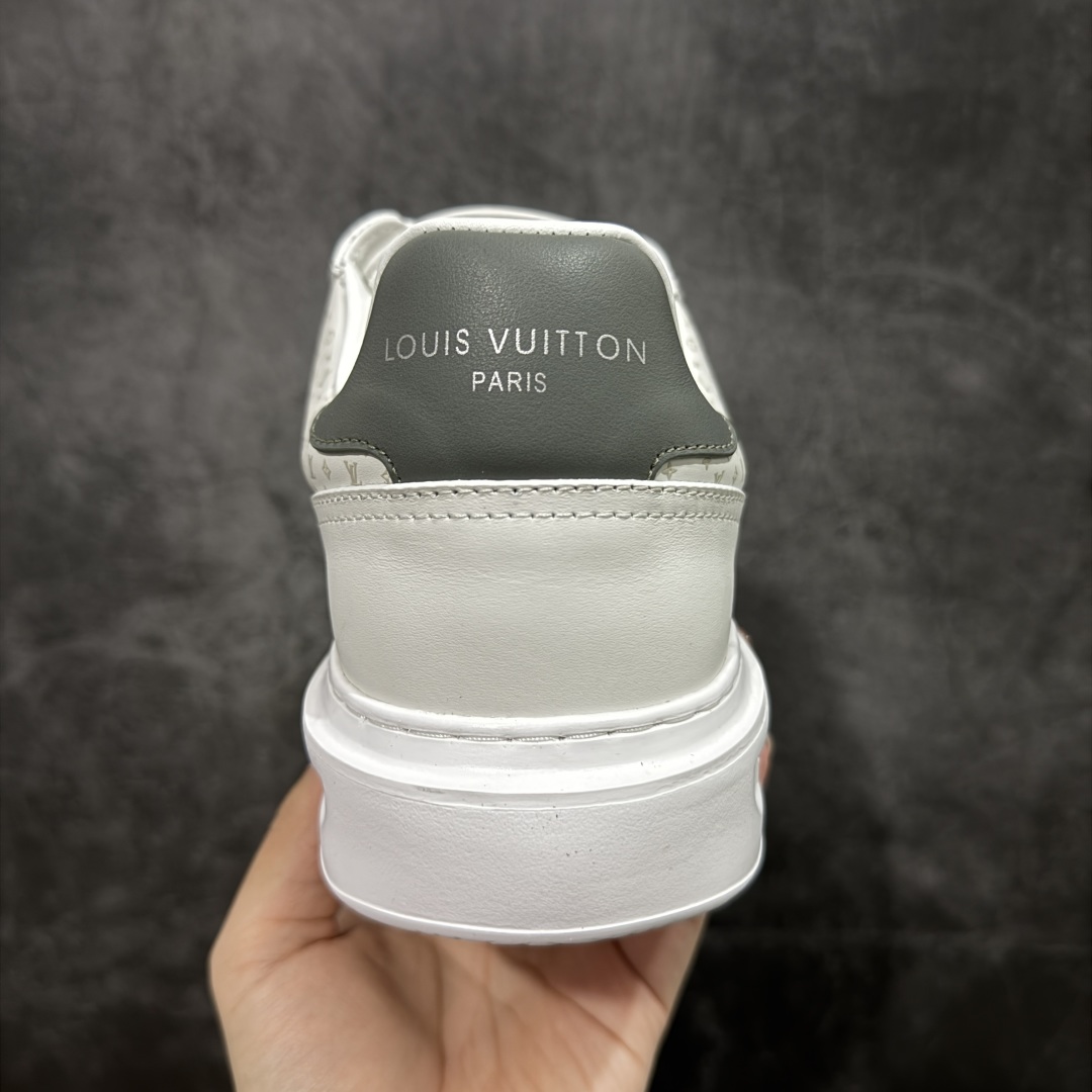 图片[4]-【莞顶礼盒版】LOUIS VUITTON skate sneaker 2025 秋冬男士系列 Classic 牛皮革 圆头系带 低帮 生活休闲鞋 原版开发 市面唯一正确版本 原版购入开发 欢迎对比 运动鞋于 2025 秋冬男士系列初次亮相 以光滑牛皮革塑造考究设计 可轻松融入各式造型 瞩目 LV 字母标注鞋侧 轻盈橡胶外底点缀 Vuitton 标识 材料使用原版定制进口头层牛皮 内里使用原版进口透气网里 原版开模橡胶发泡材质大底 内增高4CM 尺码：39 40 41 42 43 44 45-选品中心