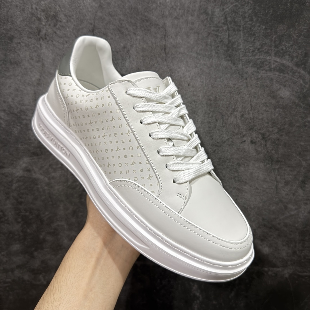 图片[3]-【莞顶礼盒版】LOUIS VUITTON skate sneaker 2025 秋冬男士系列 Classic 牛皮革 圆头系带 低帮 生活休闲鞋 原版开发 市面唯一正确版本 原版购入开发 欢迎对比 运动鞋于 2025 秋冬男士系列初次亮相 以光滑牛皮革塑造考究设计 可轻松融入各式造型 瞩目 LV 字母标注鞋侧 轻盈橡胶外底点缀 Vuitton 标识 材料使用原版定制进口头层牛皮 内里使用原版进口透气网里 原版开模橡胶发泡材质大底 内增高4CM 尺码：39 40 41 42 43 44 45-选品中心