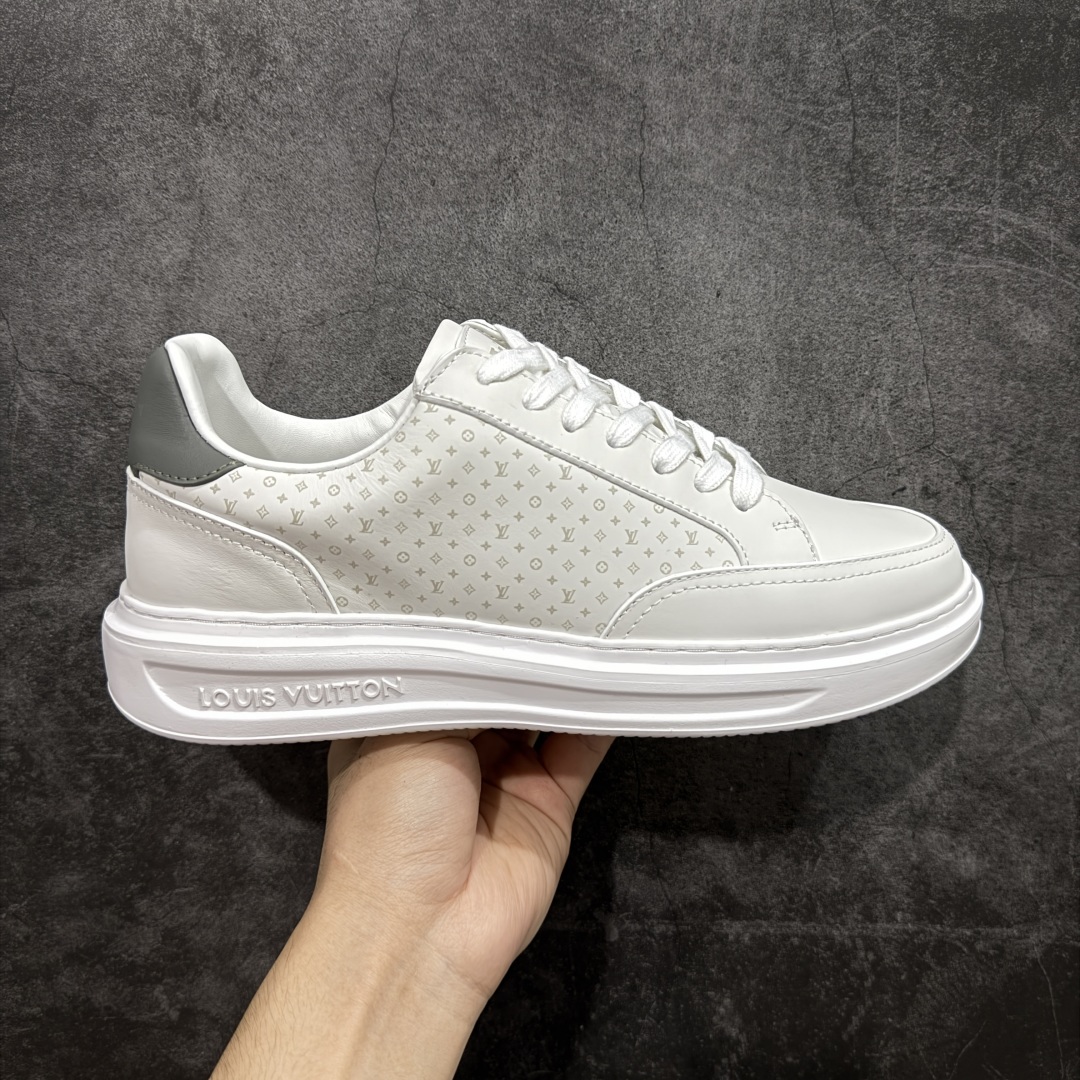 【莞顶礼盒版】LOUIS VUITTON skate sneaker 2025 秋冬男士系列 Classic 牛皮革 圆头系带 低帮 生活休闲鞋 原版开发 市面唯一正确版本 原版购入开发 欢迎对比 运动鞋于 2025 秋冬男士系列初次亮相 以光滑牛皮革塑造考究设计 可轻松融入各式造型 瞩目 LV 字母标注鞋侧 轻盈橡胶外底点缀 Vuitton 标识 材料使用原版定制进口头层牛皮 内里使用原版进口透气网里 原版开模橡胶发泡材质大底 内增高4CM 尺码:39 40 41 42 43 44 45-选品中心
