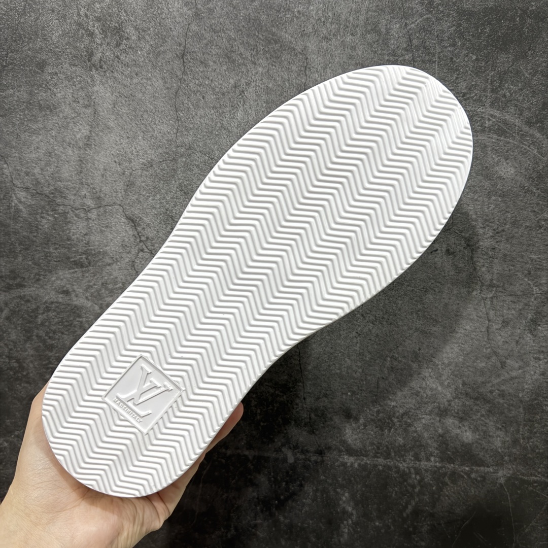 图片[9]-【莞顶礼盒版】LOUIS VUITTON skate sneaker 2025 秋冬男士系列 Classic 牛皮革 圆头系带 低帮 生活休闲鞋 原版开发 市面唯一正确版本 原版购入开发 欢迎对比 运动鞋于 2025 秋冬男士系列初次亮相 以光滑牛皮革塑造考究设计 可轻松融入各式造型 瞩目 LV 字母标注鞋侧 轻盈橡胶外底点缀 Vuitton 标识 材料使用原版定制进口头层牛皮 内里使用原版进口透气网里 原版开模橡胶发泡材质大底 内增高4CM 尺码：39 40 41 42 43 44 45-选品中心
