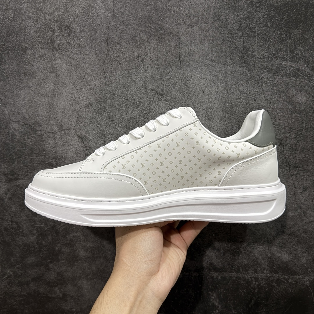 图片[2]-【莞顶礼盒版】LOUIS VUITTON skate sneaker 2025 秋冬男士系列 Classic 牛皮革 圆头系带 低帮 生活休闲鞋 原版开发 市面唯一正确版本 原版购入开发 欢迎对比 运动鞋于 2025 秋冬男士系列初次亮相 以光滑牛皮革塑造考究设计 可轻松融入各式造型 瞩目 LV 字母标注鞋侧 轻盈橡胶外底点缀 Vuitton 标识 材料使用原版定制进口头层牛皮 内里使用原版进口透气网里 原版开模橡胶发泡材质大底 内增高4CM 尺码：39 40 41 42 43 44 45-选品中心