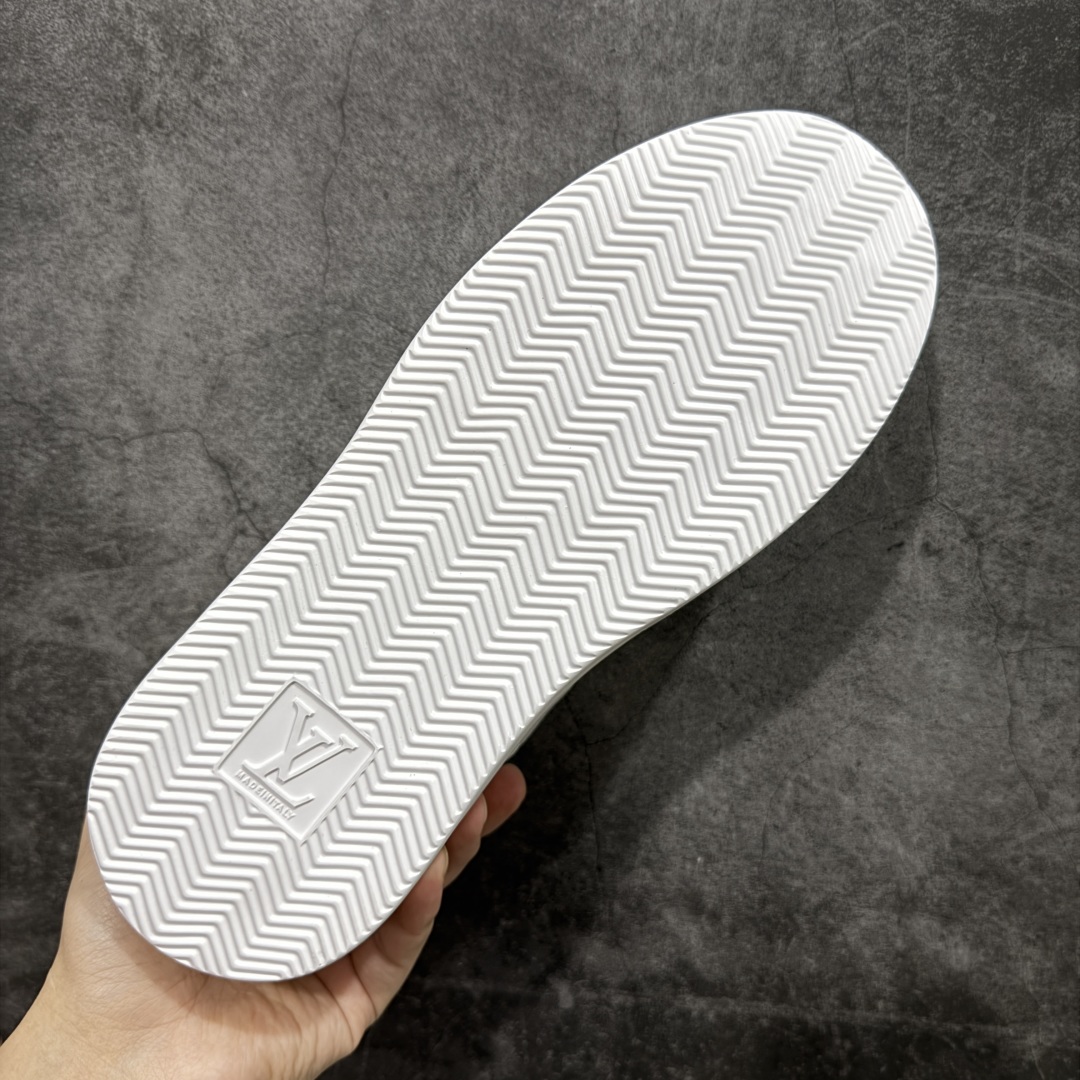 图片[9]-【莞顶礼盒版】LOUIS VUITTON skate sneaker 2025 秋冬男士系列 Classic 牛皮革 圆头系带 低帮 生活休闲鞋 原版开发 市面唯一正确版本 原版购入开发 欢迎对比 运动鞋于 2025 秋冬男士系列初次亮相 以光滑牛皮革塑造考究设计 可轻松融入各式造型 瞩目 LV 字母标注鞋侧 轻盈橡胶外底点缀 Vuitton 标识 材料使用原版定制进口头层牛皮 内里使用原版进口透气网里 原版开模橡胶发泡材质大底 内增高4CM 尺码：39 40 41 42 43 44 45-选品中心