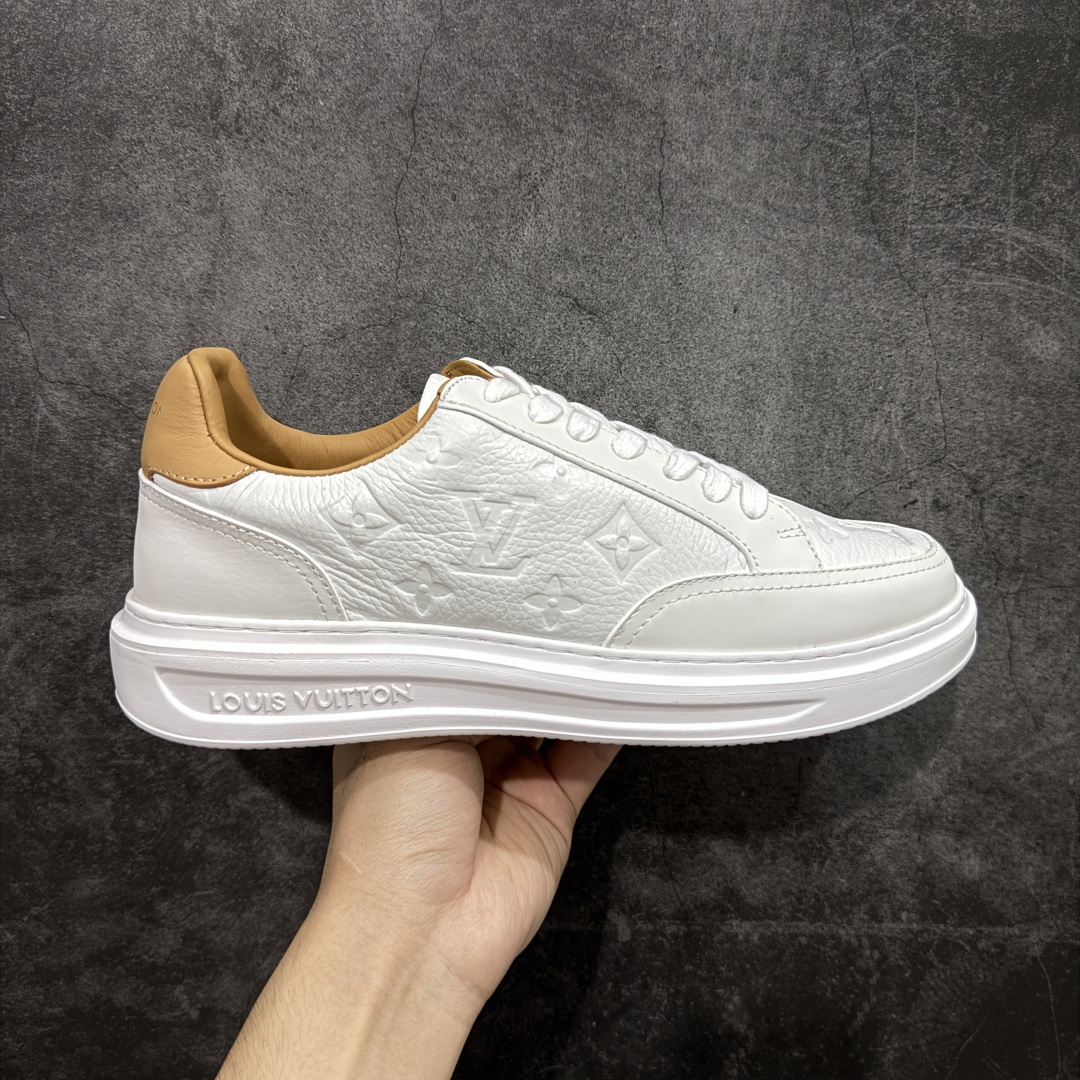 【莞顶礼盒版】LOUIS VUITTON skate sneaker 2025 秋冬男士系列 Classic 牛皮革 圆头系带 低帮 生活休闲鞋 原版开发 市面唯一正确版本 原版购入开发 欢迎对比 运动鞋于 2025 秋冬男士系列初次亮相 以光滑牛皮革塑造考究设计 可轻松融入各式造型 瞩目 LV 字母标注鞋侧 轻盈橡胶外底点缀 Vuitton 标识 材料使用原版定制进口头层牛皮 内里使用原版进口透气网里 原版开模橡胶发泡材质大底 内增高4CM 尺码:39 40 41 42 43 44 45-选品中心