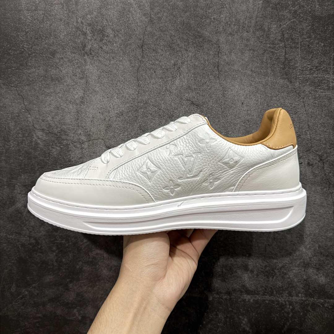 图片[2]-【莞顶礼盒版】LOUIS VUITTON skate sneaker 2025 秋冬男士系列 Classic 牛皮革 圆头系带 低帮 生活休闲鞋 原版开发 市面唯一正确版本 原版购入开发 欢迎对比 运动鞋于 2025 秋冬男士系列初次亮相 以光滑牛皮革塑造考究设计 可轻松融入各式造型 瞩目 LV 字母标注鞋侧 轻盈橡胶外底点缀 Vuitton 标识 材料使用原版定制进口头层牛皮 内里使用原版进口透气网里 原版开模橡胶发泡材质大底 内增高4CM 尺码：39 40 41 42 43 44 45-选品中心