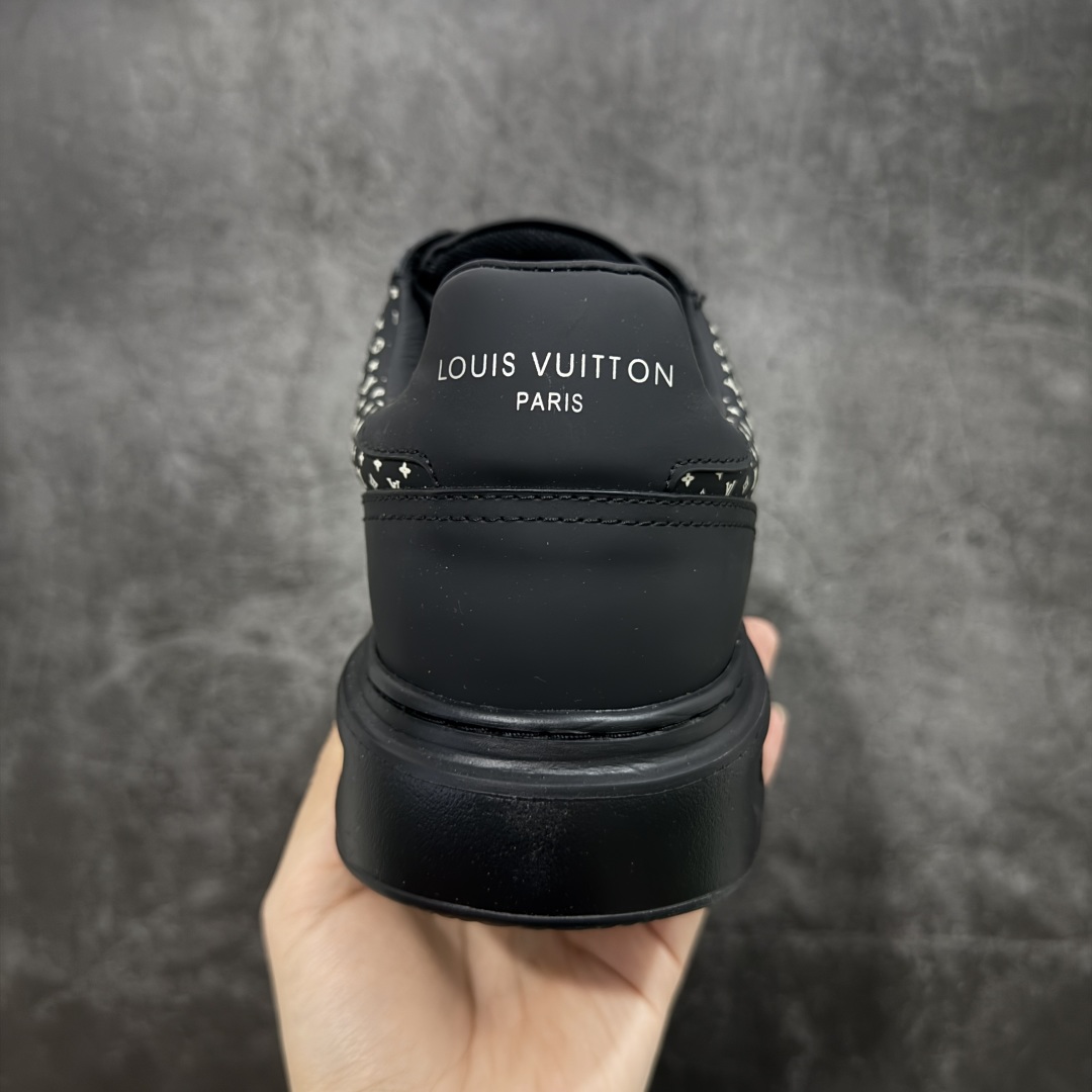 图片[4]-【莞顶礼盒版】LOUIS VUITTON skate sneaker 2025 秋冬男士系列 Classic 牛皮革 圆头系带 低帮 生活休闲鞋 原版开发 市面唯一正确版本 原版购入开发 欢迎对比 运动鞋于 2025 秋冬男士系列初次亮相 以光滑牛皮革塑造考究设计 可轻松融入各式造型 瞩目 LV 字母标注鞋侧 轻盈橡胶外底点缀 Vuitton 标识 材料使用原版定制进口头层牛皮 内里使用原版进口透气网里 原版开模橡胶发泡材质大底 内增高4CM 尺码：39 40 41 42 43 44 45-选品中心