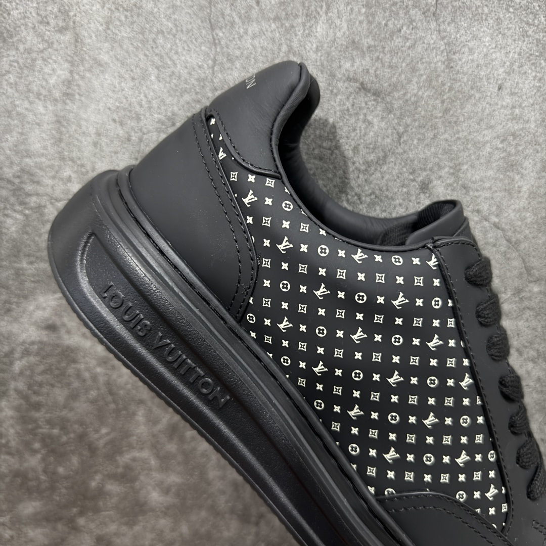 图片[7]-【莞顶礼盒版】LOUIS VUITTON skate sneaker 2025 秋冬男士系列 Classic 牛皮革 圆头系带 低帮 生活休闲鞋 原版开发 市面唯一正确版本 原版购入开发 欢迎对比 运动鞋于 2025 秋冬男士系列初次亮相 以光滑牛皮革塑造考究设计 可轻松融入各式造型 瞩目 LV 字母标注鞋侧 轻盈橡胶外底点缀 Vuitton 标识 材料使用原版定制进口头层牛皮 内里使用原版进口透气网里 原版开模橡胶发泡材质大底 内增高4CM 尺码：39 40 41 42 43 44 45-选品中心