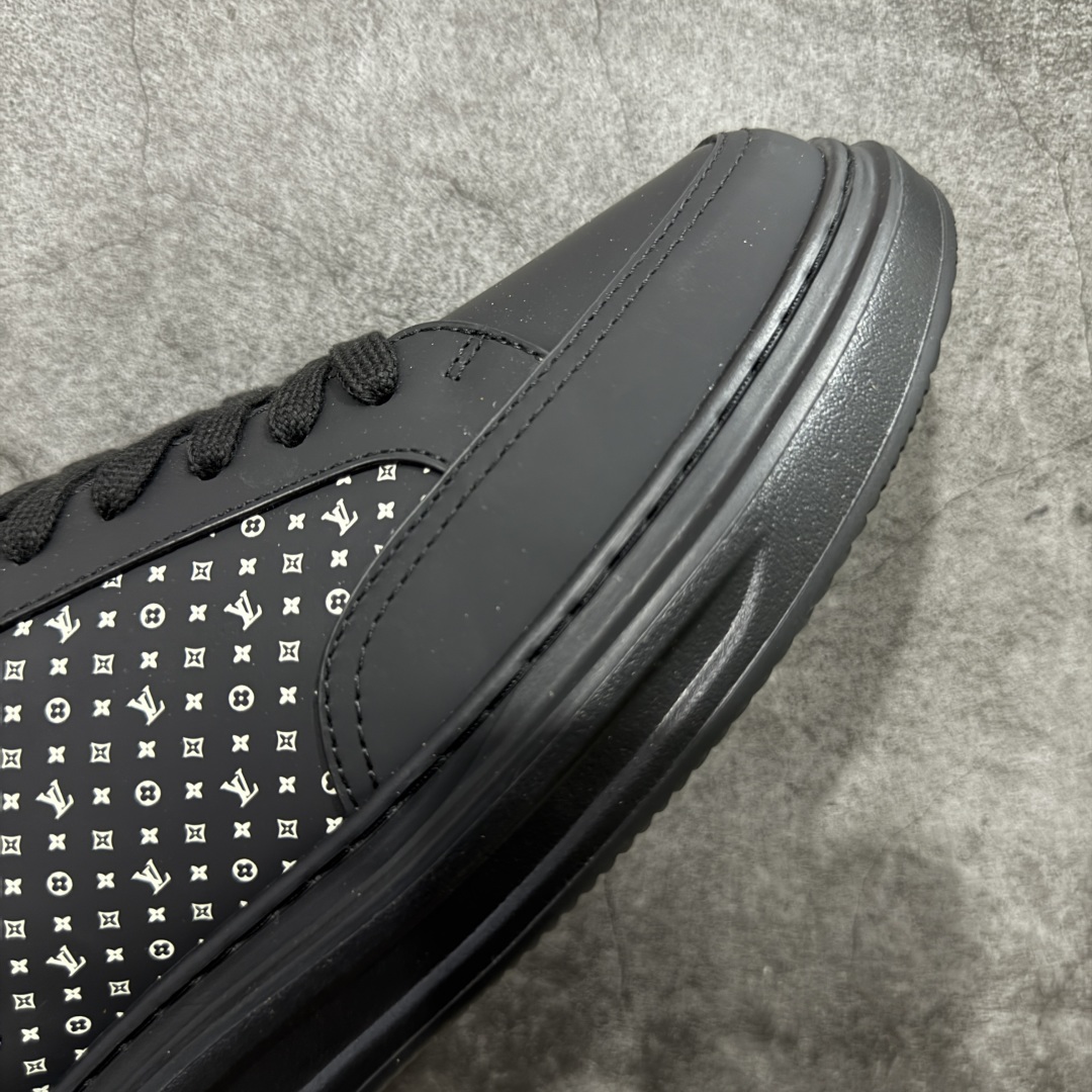 图片[6]-【莞顶礼盒版】LOUIS VUITTON skate sneaker 2025 秋冬男士系列 Classic 牛皮革 圆头系带 低帮 生活休闲鞋 原版开发 市面唯一正确版本 原版购入开发 欢迎对比 运动鞋于 2025 秋冬男士系列初次亮相 以光滑牛皮革塑造考究设计 可轻松融入各式造型 瞩目 LV 字母标注鞋侧 轻盈橡胶外底点缀 Vuitton 标识 材料使用原版定制进口头层牛皮 内里使用原版进口透气网里 原版开模橡胶发泡材质大底 内增高4CM 尺码：39 40 41 42 43 44 45-选品中心