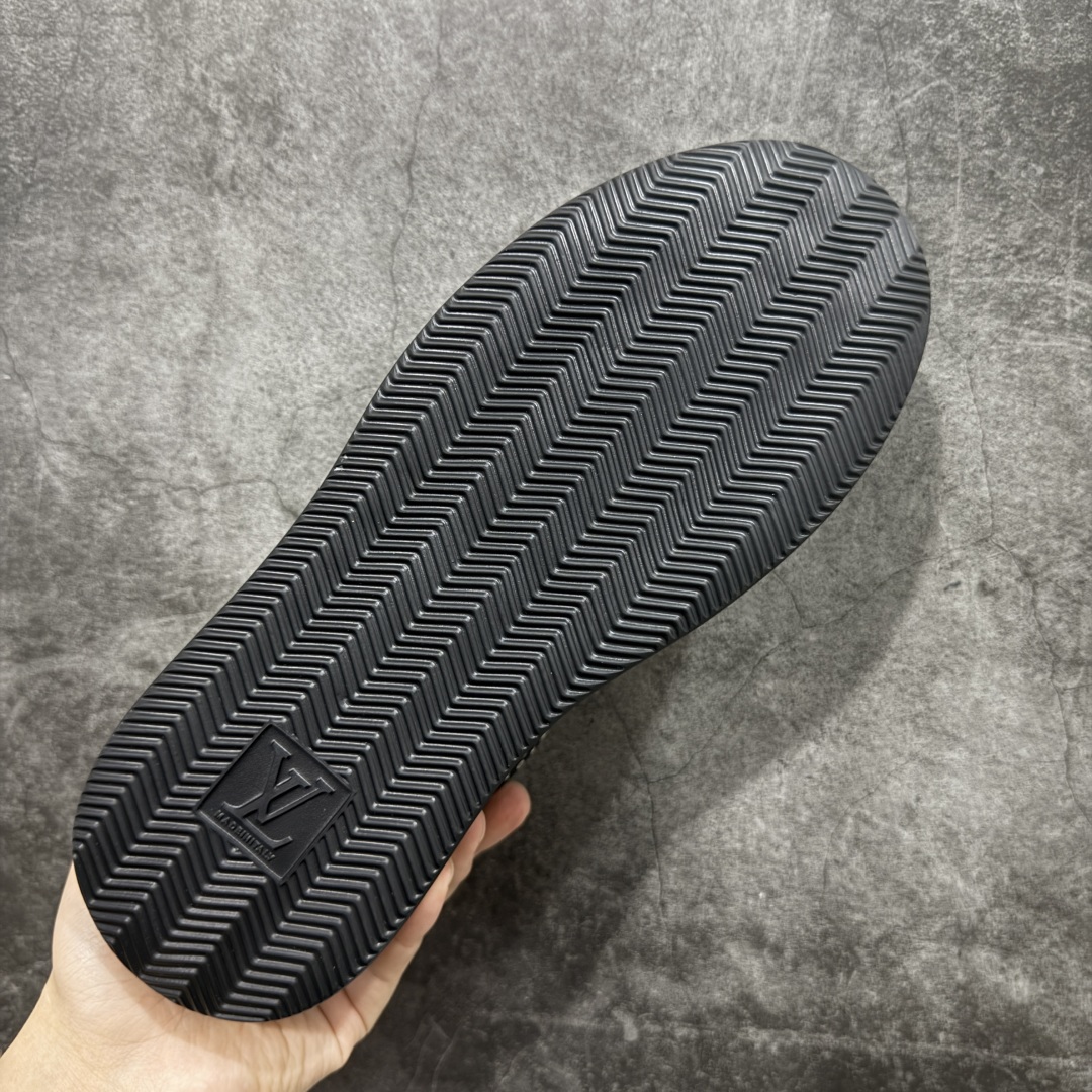 图片[9]-【莞顶礼盒版】LOUIS VUITTON skate sneaker 2025 秋冬男士系列 Classic 牛皮革 圆头系带 低帮 生活休闲鞋 原版开发 市面唯一正确版本 原版购入开发 欢迎对比 运动鞋于 2025 秋冬男士系列初次亮相 以光滑牛皮革塑造考究设计 可轻松融入各式造型 瞩目 LV 字母标注鞋侧 轻盈橡胶外底点缀 Vuitton 标识 材料使用原版定制进口头层牛皮 内里使用原版进口透气网里 原版开模橡胶发泡材质大底 内增高4CM 尺码：39 40 41 42 43 44 45-选品中心