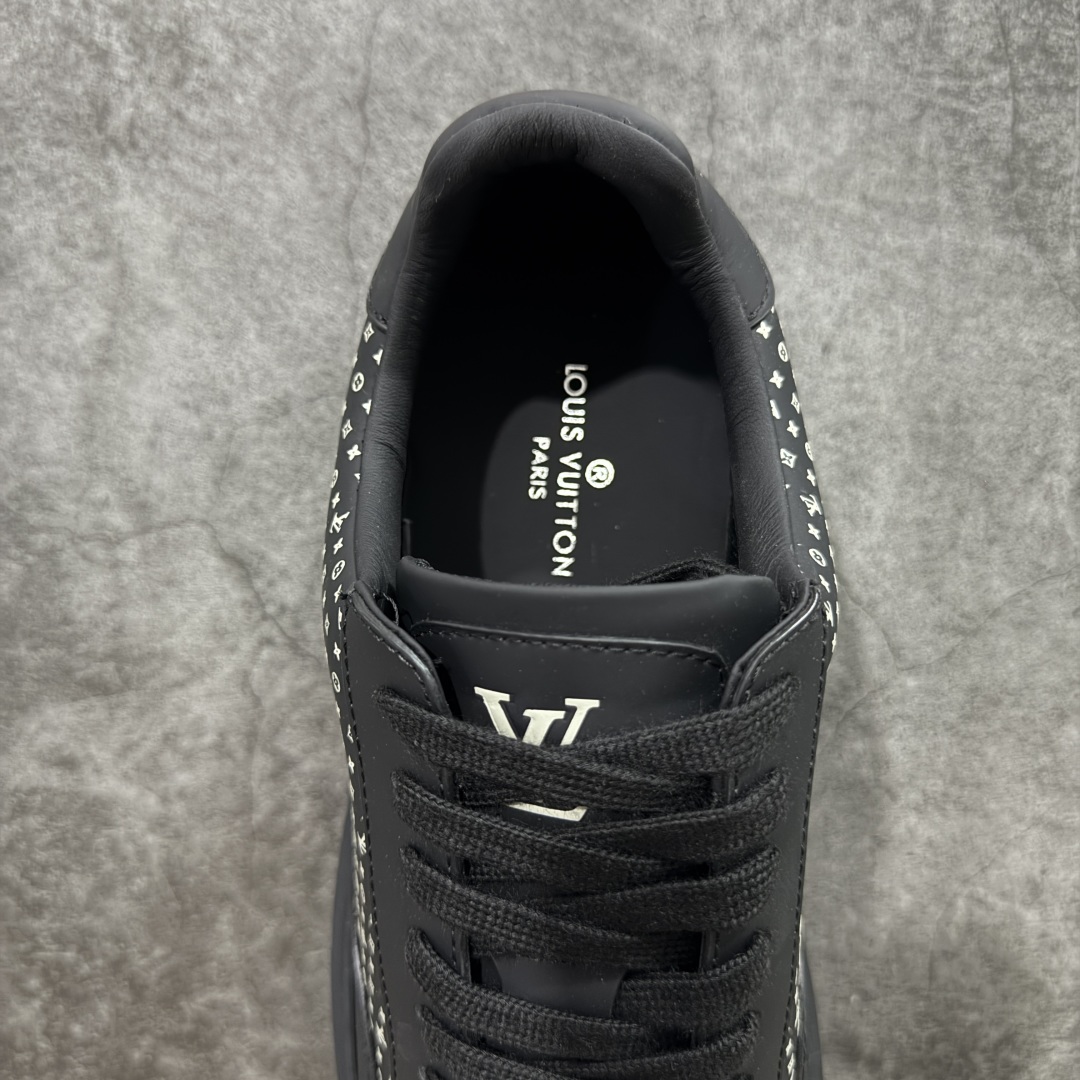 图片[8]-【莞顶礼盒版】LOUIS VUITTON skate sneaker 2025 秋冬男士系列 Classic 牛皮革 圆头系带 低帮 生活休闲鞋 原版开发 市面唯一正确版本 原版购入开发 欢迎对比 运动鞋于 2025 秋冬男士系列初次亮相 以光滑牛皮革塑造考究设计 可轻松融入各式造型 瞩目 LV 字母标注鞋侧 轻盈橡胶外底点缀 Vuitton 标识 材料使用原版定制进口头层牛皮 内里使用原版进口透气网里 原版开模橡胶发泡材质大底 内增高4CM 尺码：39 40 41 42 43 44 45-选品中心