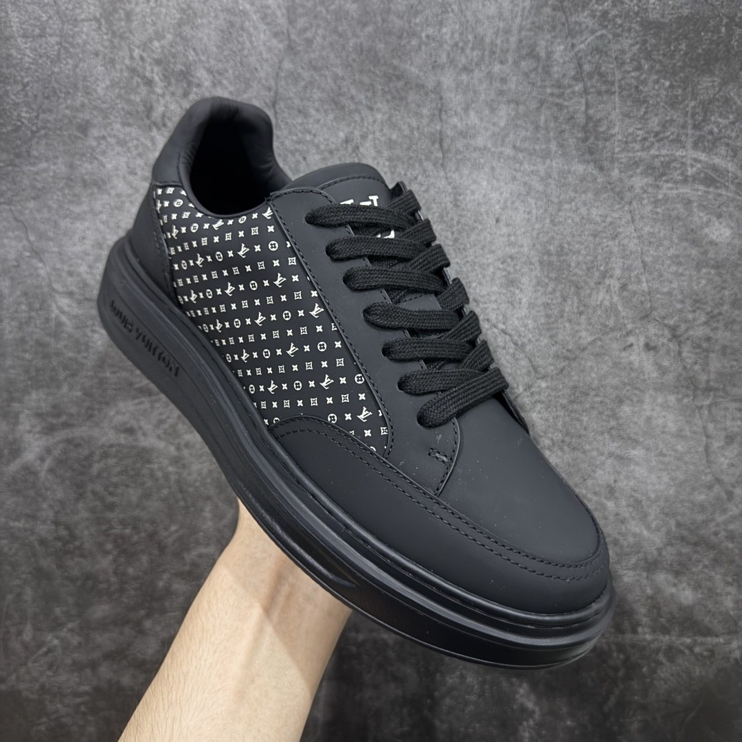 图片[3]-【莞顶礼盒版】LOUIS VUITTON skate sneaker 2025 秋冬男士系列 Classic 牛皮革 圆头系带 低帮 生活休闲鞋 原版开发 市面唯一正确版本 原版购入开发 欢迎对比 运动鞋于 2025 秋冬男士系列初次亮相 以光滑牛皮革塑造考究设计 可轻松融入各式造型 瞩目 LV 字母标注鞋侧 轻盈橡胶外底点缀 Vuitton 标识 材料使用原版定制进口头层牛皮 内里使用原版进口透气网里 原版开模橡胶发泡材质大底 内增高4CM 尺码：39 40 41 42 43 44 45-选品中心