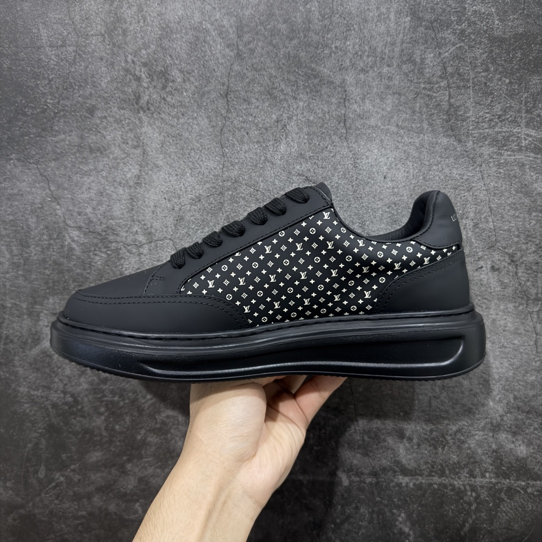 图片[2]-【莞顶礼盒版】LOUIS VUITTON skate sneaker 2025 秋冬男士系列 Classic 牛皮革 圆头系带 低帮 生活休闲鞋 原版开发 市面唯一正确版本 原版购入开发 欢迎对比 运动鞋于 2025 秋冬男士系列初次亮相 以光滑牛皮革塑造考究设计 可轻松融入各式造型 瞩目 LV 字母标注鞋侧 轻盈橡胶外底点缀 Vuitton 标识 材料使用原版定制进口头层牛皮 内里使用原版进口透气网里 原版开模橡胶发泡材质大底 内增高4CM 尺码：39 40 41 42 43 44 45-选品中心