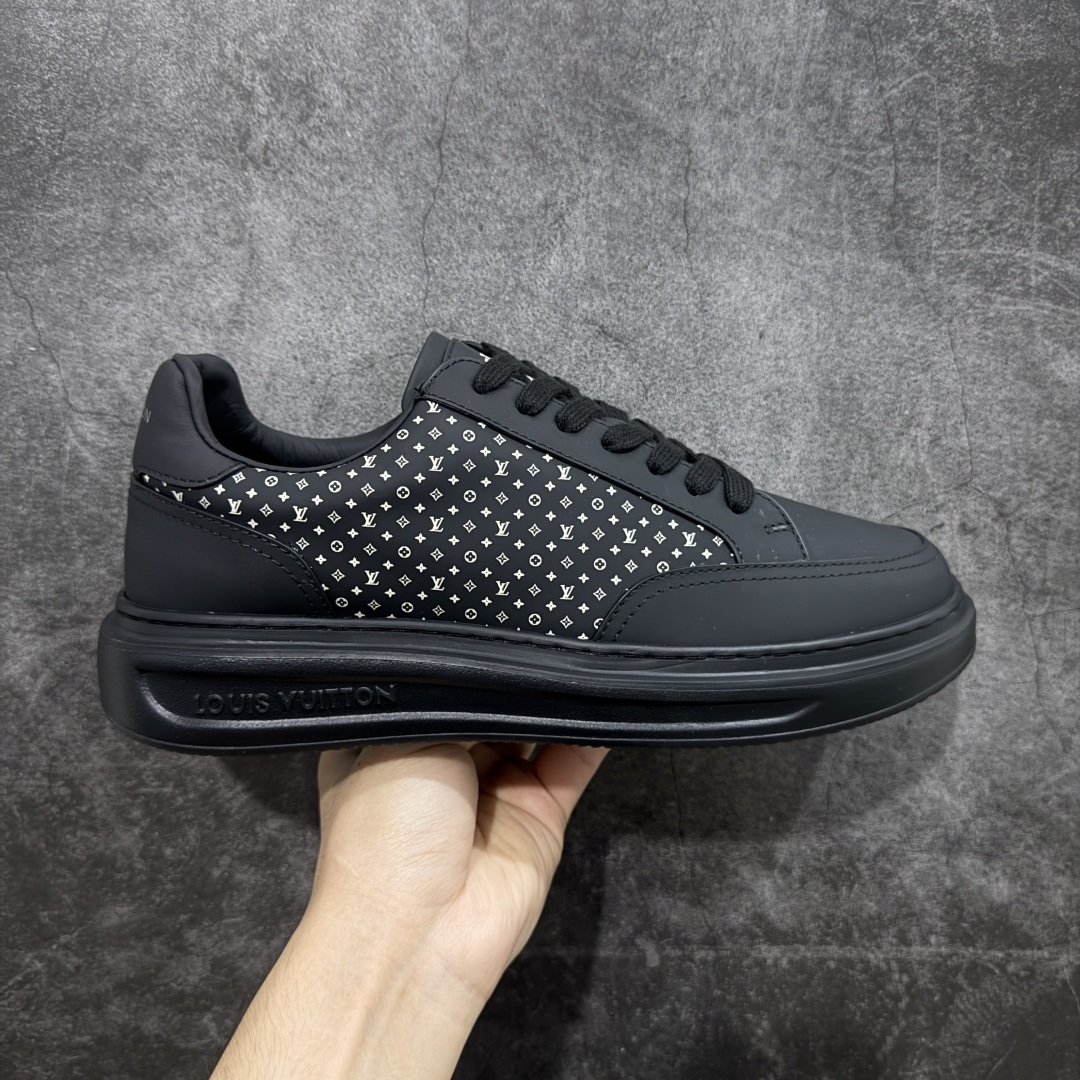 【莞顶礼盒版】LOUIS VUITTON skate sneaker 2025 秋冬男士系列 Classic 牛皮革 圆头系带 低帮 生活休闲鞋 原版开发 市面唯一正确版本 原版购入开发 欢迎对比 运动鞋于 2025 秋冬男士系列初次亮相 以光滑牛皮革塑造考究设计 可轻松融入各式造型 瞩目 LV 字母标注鞋侧 轻盈橡胶外底点缀 Vuitton 标识 材料使用原版定制进口头层牛皮 内里使用原版进口透气网里 原版开模橡胶发泡材质大底 内增高4CM 尺码:39 40 41 42 43 44 45-选品中心