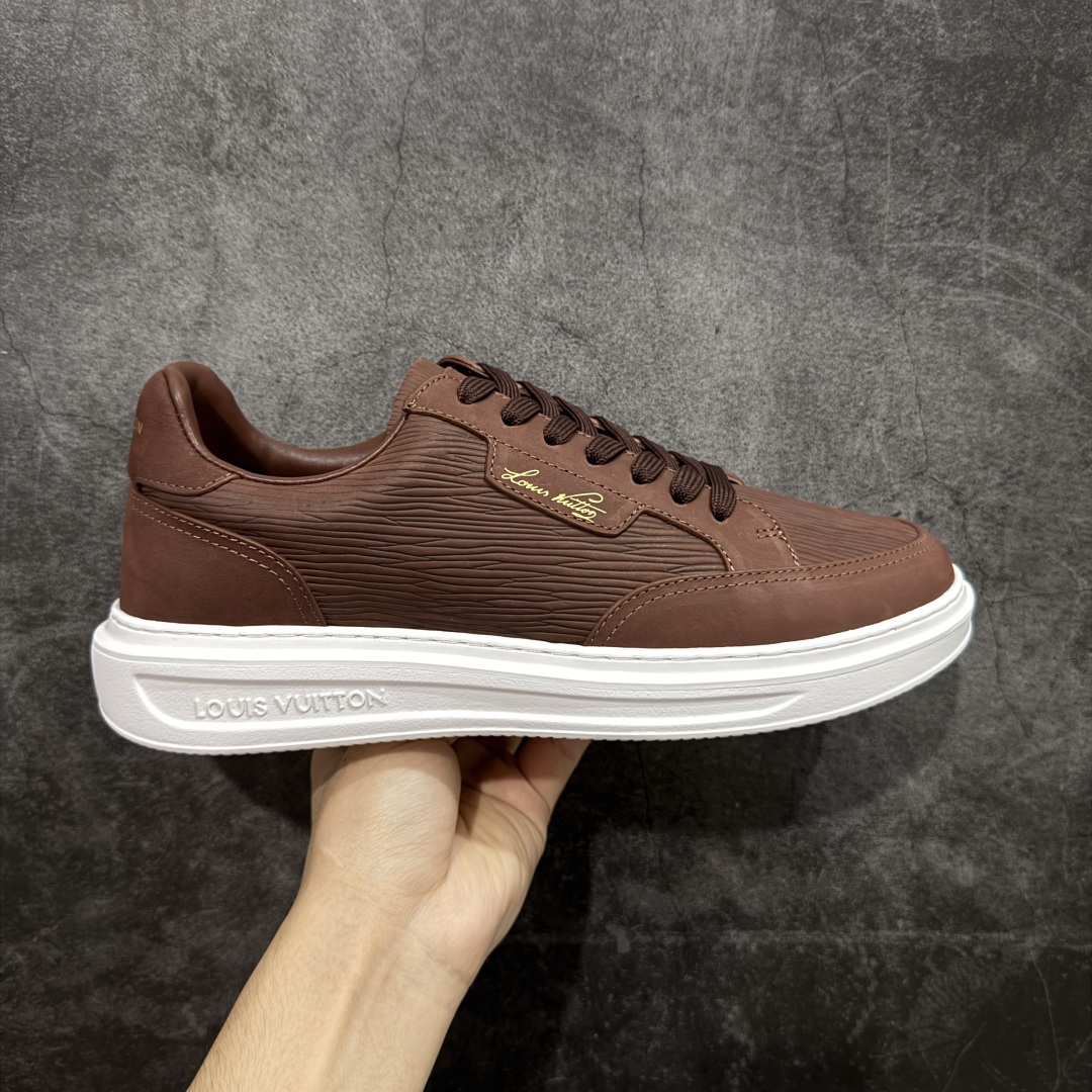 【莞顶礼盒版】LOUIS VUITTON skate sneaker 2025 秋冬男士系列 Classic 牛皮革 圆头系带 低帮 生活休闲鞋 原版开发 市面唯一正确版本 原版购入开发 欢迎对比 运动鞋于 2025 秋冬男士系列初次亮相 以光滑牛皮革塑造考究设计 可轻松融入各式造型 瞩目 LV 字母标注鞋侧 轻盈橡胶外底点缀 Vuitton 标识 材料使用原版定制进口头层牛皮 内里使用原版进口透气网里 原版开模橡胶发泡材质大底 内增高4CM 尺码:39 40 41 42 43 44 45-选品中心