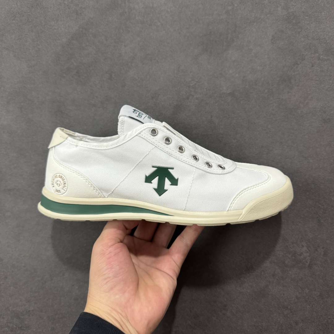 【公司级】DESCENTE Chron Tempo Slip-On 迪桑特 舒适百搭防滑耐磨低帮生活休闲鞋 是一款集复古与现代于一体的低帮跑步鞋 简洁的鞋面不仅彰显出时尚的质感 还适用于多种场合的穿搭 这款鞋子的透气性能极佳 轻质弹性鞋底则提供了良好的舒适度和耐磨性 使你在行走或跑步时都能感受到脚底的柔软与支撑! 货号:SP123LSN14 尺码:36-45半 编码:JJB220230-选品中心