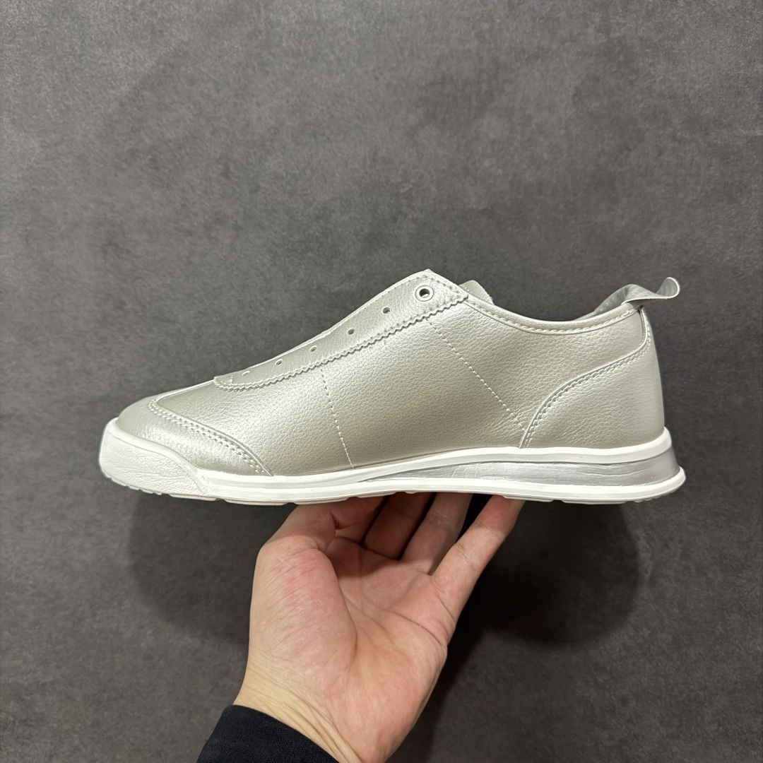 图片[2]-【公司级】DESCENTE Chron Tempo Slip-On PRM 迪桑特 舒适百搭防滑耐磨低帮生活休闲鞋 是一款集复古与现代于一体的低帮跑步鞋 简洁的鞋面不仅彰显出时尚的质感 还适用于多种场合的穿搭 这款鞋子的透气性能极佳 轻质弹性鞋底则提供了良好的舒适度和耐磨性 使你在行走或跑步时都能感受到脚底的柔软与支撑！ 货号：SP123LSN25 尺码：36-45半 编码：JJB250260-选品中心