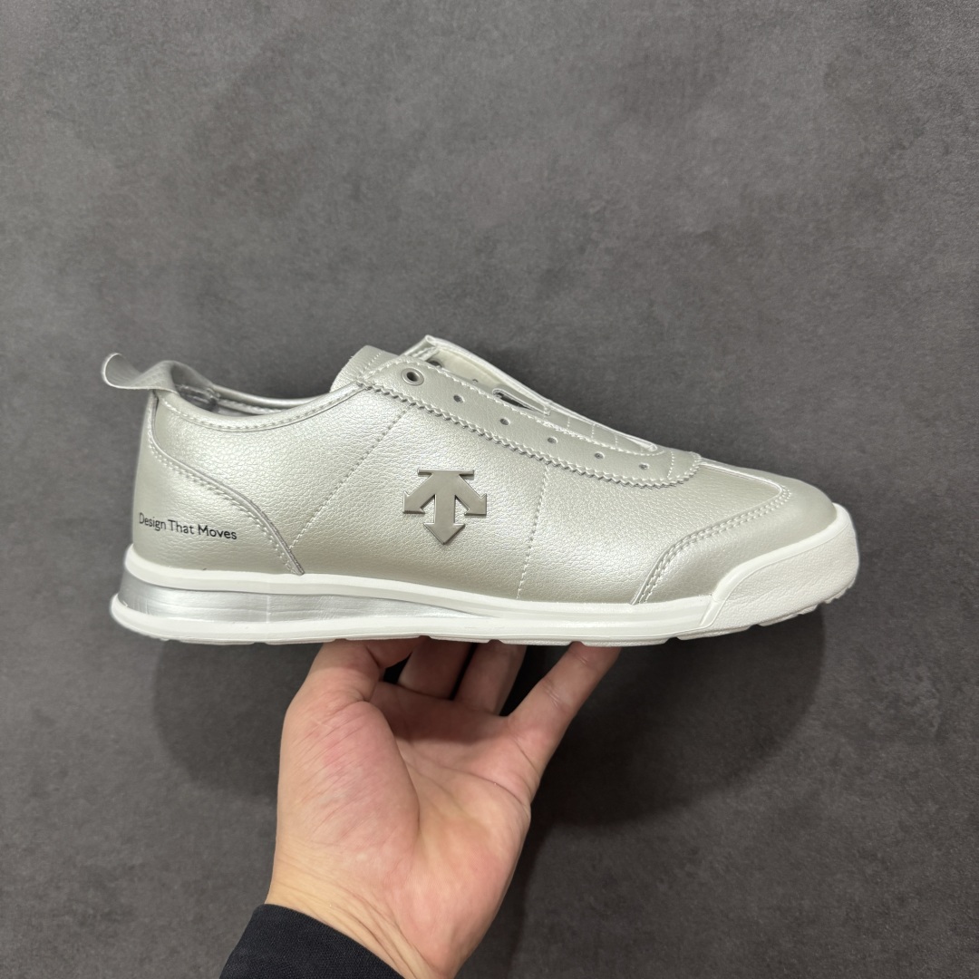 【公司级】DESCENTE Chron Tempo Slip-On PRM 迪桑特 舒适百搭防滑耐磨低帮生活休闲鞋 是一款集复古与现代于一体的低帮跑步鞋 简洁的鞋面不仅彰显出时尚的质感 还适用于多种场合的穿搭 这款鞋子的透气性能极佳 轻质弹性鞋底则提供了良好的舒适度和耐磨性 使你在行走或跑步时都能感受到脚底的柔软与支撑! 货号:SP123LSN25 尺码:36-45半 编码:JJB250260-选品中心
