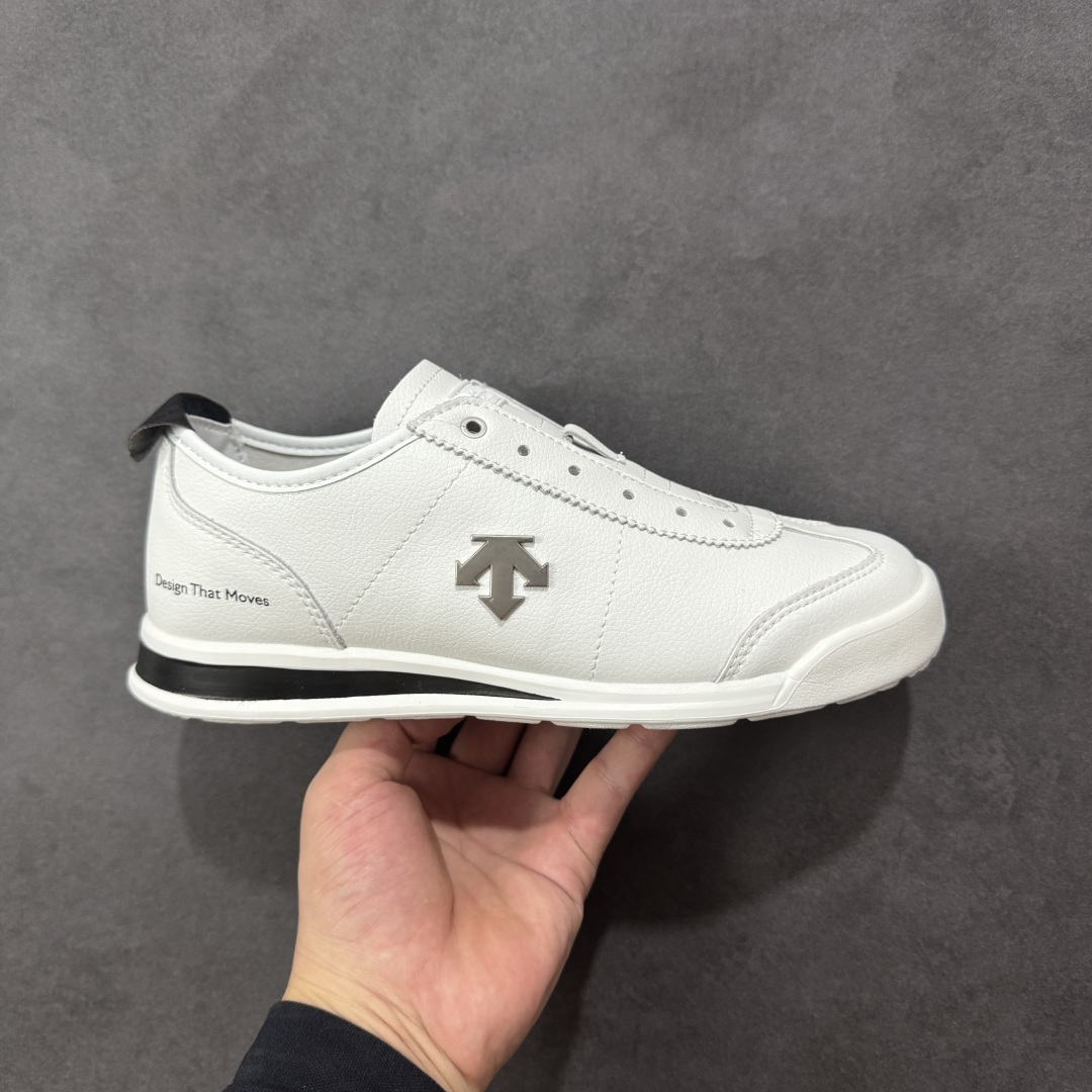 【公司级】DESCENTE Chron Tempo Slip-On PRM 迪桑特 舒适百搭防滑耐磨低帮生活休闲鞋 是一款集复古与现代于一体的低帮跑步鞋 简洁的鞋面不仅彰显出时尚的质感 还适用于多种场合的穿搭 这款鞋子的透气性能极佳 轻质弹性鞋底则提供了良好的舒适度和耐磨性 使你在行走或跑步时都能感受到脚底的柔软与支撑! 货号:SP123LSN25 尺码:36-45半 编码:JJB250260-选品中心