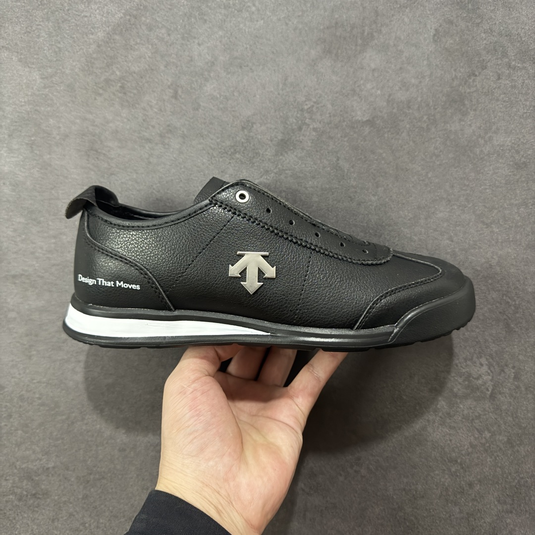 【公司级】DESCENTE Chron Tempo Slip-On PRM 迪桑特 舒适百搭防滑耐磨低帮生活休闲鞋 是一款集复古与现代于一体的低帮跑步鞋 简洁的鞋面不仅彰显出时尚的质感 还适用于多种场合的穿搭 这款鞋子的透气性能极佳 轻质弹性鞋底则提供了良好的舒适度和耐磨性 使你在行走或跑步时都能感受到脚底的柔软与支撑! 货号:SP123LSN25 尺码:36-45半 编码:JJB250260-选品中心