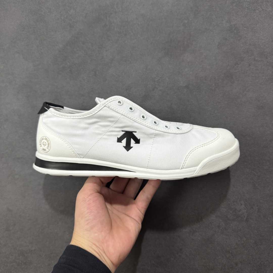 【公司级】DESCENTE Chron Tempo Slip-On 迪桑特 舒适百搭防滑耐磨低帮生活休闲鞋 是一款集复古与现代于一体的低帮跑步鞋 简洁的鞋面不仅彰显出时尚的质感 还适用于多种场合的穿搭 这款鞋子的透气性能极佳 轻质弹性鞋底则提供了良好的舒适度和耐磨性 使你在行走或跑步时都能感受到脚底的柔软与支撑! 货号:SP123LSN14 尺码:36-45半 编码:JJB220230-选品中心