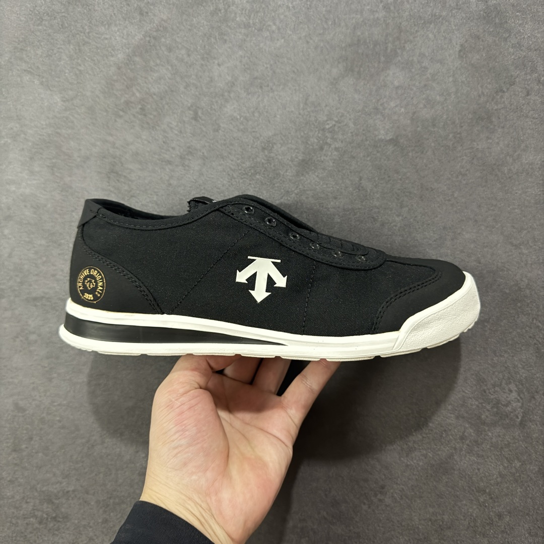 【公司级】DESCENTE Chron Tempo Slip-On 迪桑特 舒适百搭防滑耐磨低帮生活休闲鞋 是一款集复古与现代于一体的低帮跑步鞋 简洁的鞋面不仅彰显出时尚的质感 还适用于多种场合的穿搭 这款鞋子的透气性能极佳 轻质弹性鞋底则提供了良好的舒适度和耐磨性 使你在行走或跑步时都能感受到脚底的柔软与支撑! 货号:SP123LSN14 尺码:36-45半 编码:JJB220230-选品中心