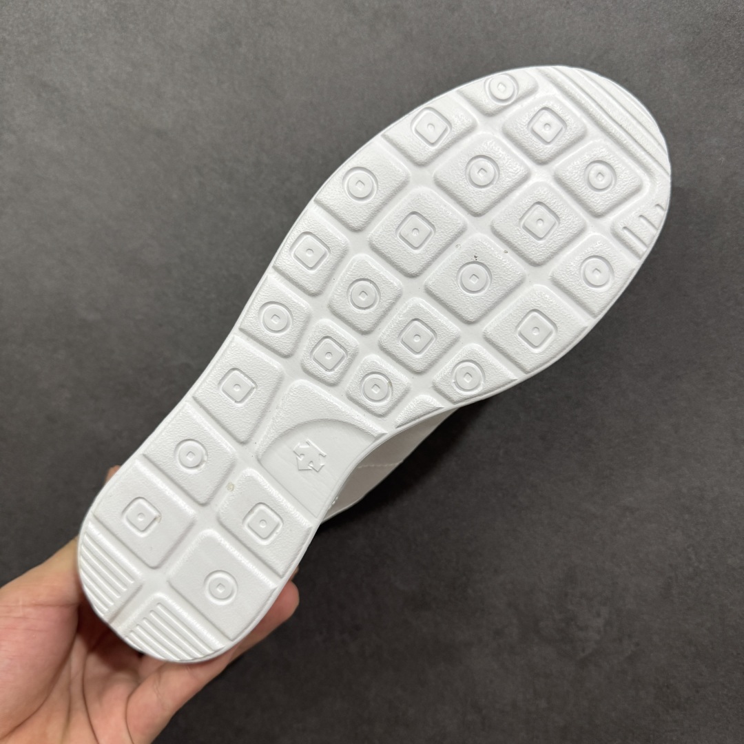 图片[9]-【公司级】DESCENTE Chron Tempo Slip-On 迪桑特 舒适百搭防滑耐磨低帮生活休闲鞋 是一款集复古与现代于一体的低帮跑步鞋 简洁的鞋面不仅彰显出时尚的质感 还适用于多种场合的穿搭 这款鞋子的透气性能极佳 轻质弹性鞋底则提供了良好的舒适度和耐磨性 使你在行走或跑步时都能感受到脚底的柔软与支撑！ 货号：SP123LSN73 尺码：36-45半 编码：JJB220230-选品中心