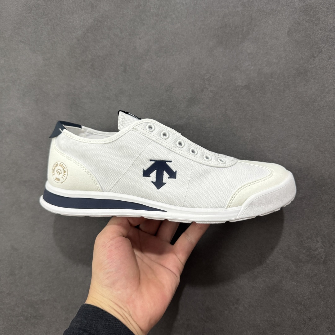 【公司级】DESCENTE Chron Tempo Slip-On 迪桑特 舒适百搭防滑耐磨低帮生活休闲鞋 是一款集复古与现代于一体的低帮跑步鞋 简洁的鞋面不仅彰显出时尚的质感 还适用于多种场合的穿搭 这款鞋子的透气性能极佳 轻质弹性鞋底则提供了良好的舒适度和耐磨性 使你在行走或跑步时都能感受到脚底的柔软与支撑! 货号:SP123LSN73 尺码:36-45半 编码:JJB220230-选品中心