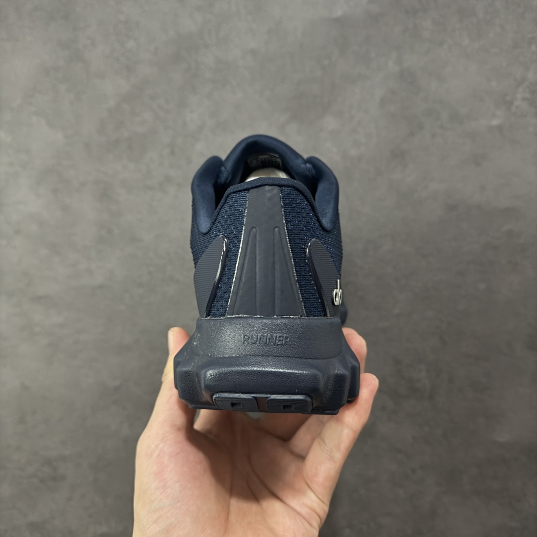 图片[4]-【纯原K版】Alo Yoga Alo Runner 低帮 男女同款 舒适简约防滑耐磨低邦板鞋 极具辨识度的设计，流畅的线条与恰到好处的弧度，彰显着品牌对美学的独特见解，简约而摩登，每一眼都是心动。材质上，Alohb小白鞋可谓精挑细选，鞋面的优质面料，柔软且富有韧性，纹理细腻，透气性极佳，双脚仿若被轻柔云朵包裹，时刻保持干爽。耐得住时光打磨，无惧日常磨损，品质始终如初，舒适之感瞬间蔓延。贴合足部的人体工学设计，让鞋垫完美承托足弓，行走时的每一个着力点都能得到温柔回应。稳定后跟夹，提供y稳定性和支撑力；透气双层网眼布，优化空气流通。动态双密度中底，提供柔软缓冲；多b地形外底抓地凸纹，实现全掌牵引力。 尺码：36-46 编码：HXSB240250-选品中心