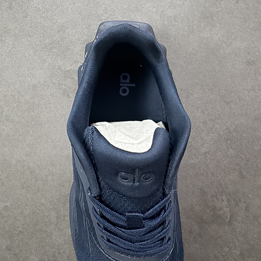 图片[7]-【纯原K版】Alo Yoga Alo Runner 低帮 男女同款 舒适简约防滑耐磨低邦板鞋 极具辨识度的设计，流畅的线条与恰到好处的弧度，彰显着品牌对美学的独特见解，简约而摩登，每一眼都是心动。材质上，Alohb小白鞋可谓精挑细选，鞋面的优质面料，柔软且富有韧性，纹理细腻，透气性极佳，双脚仿若被轻柔云朵包裹，时刻保持干爽。耐得住时光打磨，无惧日常磨损，品质始终如初，舒适之感瞬间蔓延。贴合足部的人体工学设计，让鞋垫完美承托足弓，行走时的每一个着力点都能得到温柔回应。稳定后跟夹，提供y稳定性和支撑力；透气双层网眼布，优化空气流通。动态双密度中底，提供柔软缓冲；多b地形外底抓地凸纹，实现全掌牵引力。 尺码：36-46 编码：HXSB240250-选品中心