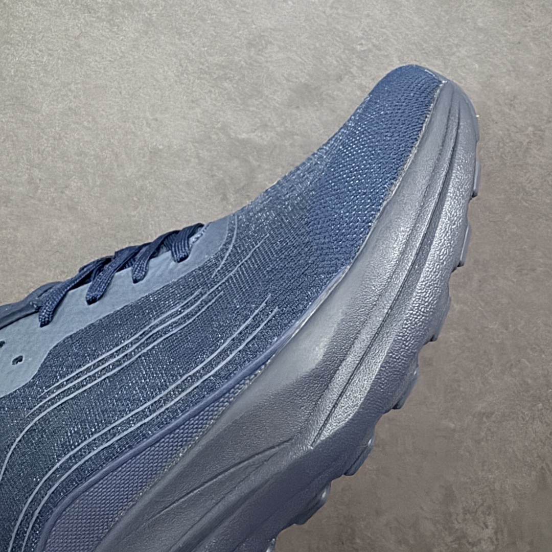 图片[5]-【纯原K版】Alo Yoga Alo Runner 低帮 男女同款 舒适简约防滑耐磨低邦板鞋 极具辨识度的设计，流畅的线条与恰到好处的弧度，彰显着品牌对美学的独特见解，简约而摩登，每一眼都是心动。材质上，Alohb小白鞋可谓精挑细选，鞋面的优质面料，柔软且富有韧性，纹理细腻，透气性极佳，双脚仿若被轻柔云朵包裹，时刻保持干爽。耐得住时光打磨，无惧日常磨损，品质始终如初，舒适之感瞬间蔓延。贴合足部的人体工学设计，让鞋垫完美承托足弓，行走时的每一个着力点都能得到温柔回应。稳定后跟夹，提供y稳定性和支撑力；透气双层网眼布，优化空气流通。动态双密度中底，提供柔软缓冲；多b地形外底抓地凸纹，实现全掌牵引力。 尺码：36-46 编码：HXSB240250-选品中心