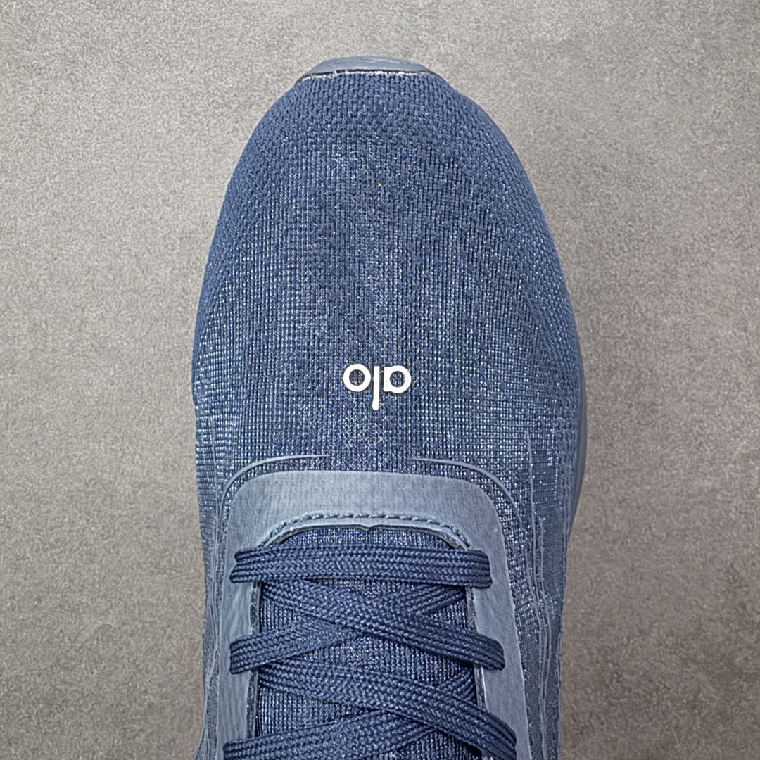 图片[8]-【纯原K版】Alo Yoga Alo Runner 低帮 男女同款 舒适简约防滑耐磨低邦板鞋 极具辨识度的设计，流畅的线条与恰到好处的弧度，彰显着品牌对美学的独特见解，简约而摩登，每一眼都是心动。材质上，Alohb小白鞋可谓精挑细选，鞋面的优质面料，柔软且富有韧性，纹理细腻，透气性极佳，双脚仿若被轻柔云朵包裹，时刻保持干爽。耐得住时光打磨，无惧日常磨损，品质始终如初，舒适之感瞬间蔓延。贴合足部的人体工学设计，让鞋垫完美承托足弓，行走时的每一个着力点都能得到温柔回应。稳定后跟夹，提供y稳定性和支撑力；透气双层网眼布，优化空气流通。动态双密度中底，提供柔软缓冲；多b地形外底抓地凸纹，实现全掌牵引力。 尺码：36-46 编码：HXSB240250-选品中心