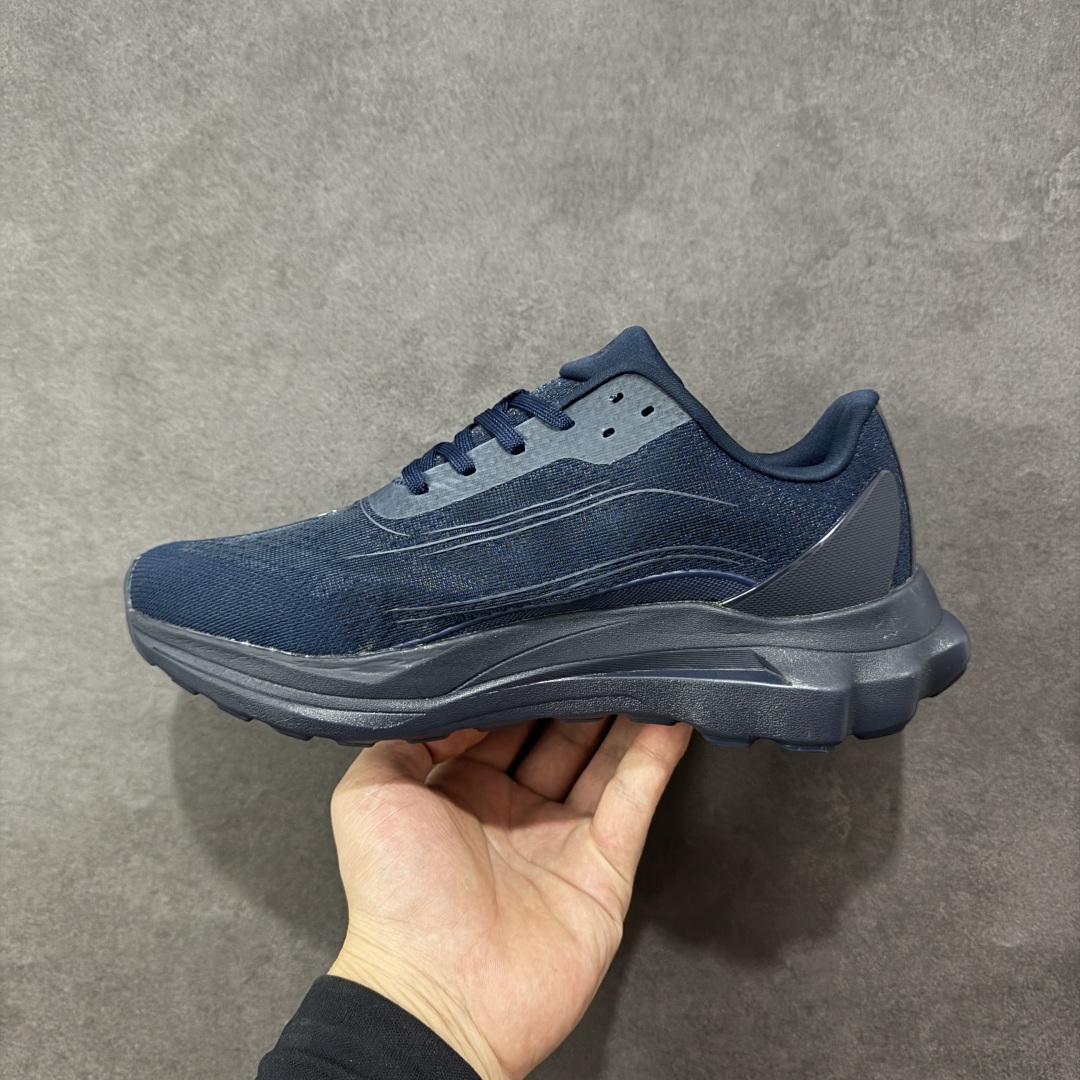 图片[2]-【纯原K版】Alo Yoga Alo Runner 低帮 男女同款 舒适简约防滑耐磨低邦板鞋 极具辨识度的设计，流畅的线条与恰到好处的弧度，彰显着品牌对美学的独特见解，简约而摩登，每一眼都是心动。材质上，Alohb小白鞋可谓精挑细选，鞋面的优质面料，柔软且富有韧性，纹理细腻，透气性极佳，双脚仿若被轻柔云朵包裹，时刻保持干爽。耐得住时光打磨，无惧日常磨损，品质始终如初，舒适之感瞬间蔓延。贴合足部的人体工学设计，让鞋垫完美承托足弓，行走时的每一个着力点都能得到温柔回应。稳定后跟夹，提供y稳定性和支撑力；透气双层网眼布，优化空气流通。动态双密度中底，提供柔软缓冲；多b地形外底抓地凸纹，实现全掌牵引力。 尺码：36-46 编码：HXSB240250-选品中心