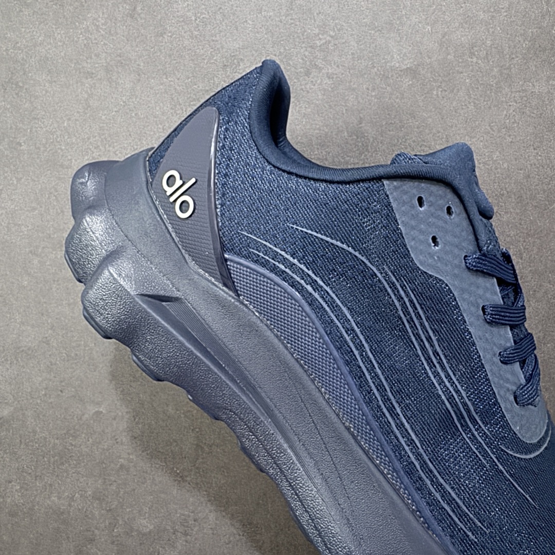 图片[6]-【纯原K版】Alo Yoga Alo Runner 低帮 男女同款 舒适简约防滑耐磨低邦板鞋 极具辨识度的设计，流畅的线条与恰到好处的弧度，彰显着品牌对美学的独特见解，简约而摩登，每一眼都是心动。材质上，Alohb小白鞋可谓精挑细选，鞋面的优质面料，柔软且富有韧性，纹理细腻，透气性极佳，双脚仿若被轻柔云朵包裹，时刻保持干爽。耐得住时光打磨，无惧日常磨损，品质始终如初，舒适之感瞬间蔓延。贴合足部的人体工学设计，让鞋垫完美承托足弓，行走时的每一个着力点都能得到温柔回应。稳定后跟夹，提供y稳定性和支撑力；透气双层网眼布，优化空气流通。动态双密度中底，提供柔软缓冲；多b地形外底抓地凸纹，实现全掌牵引力。 尺码：36-46 编码：HXSB240250-选品中心