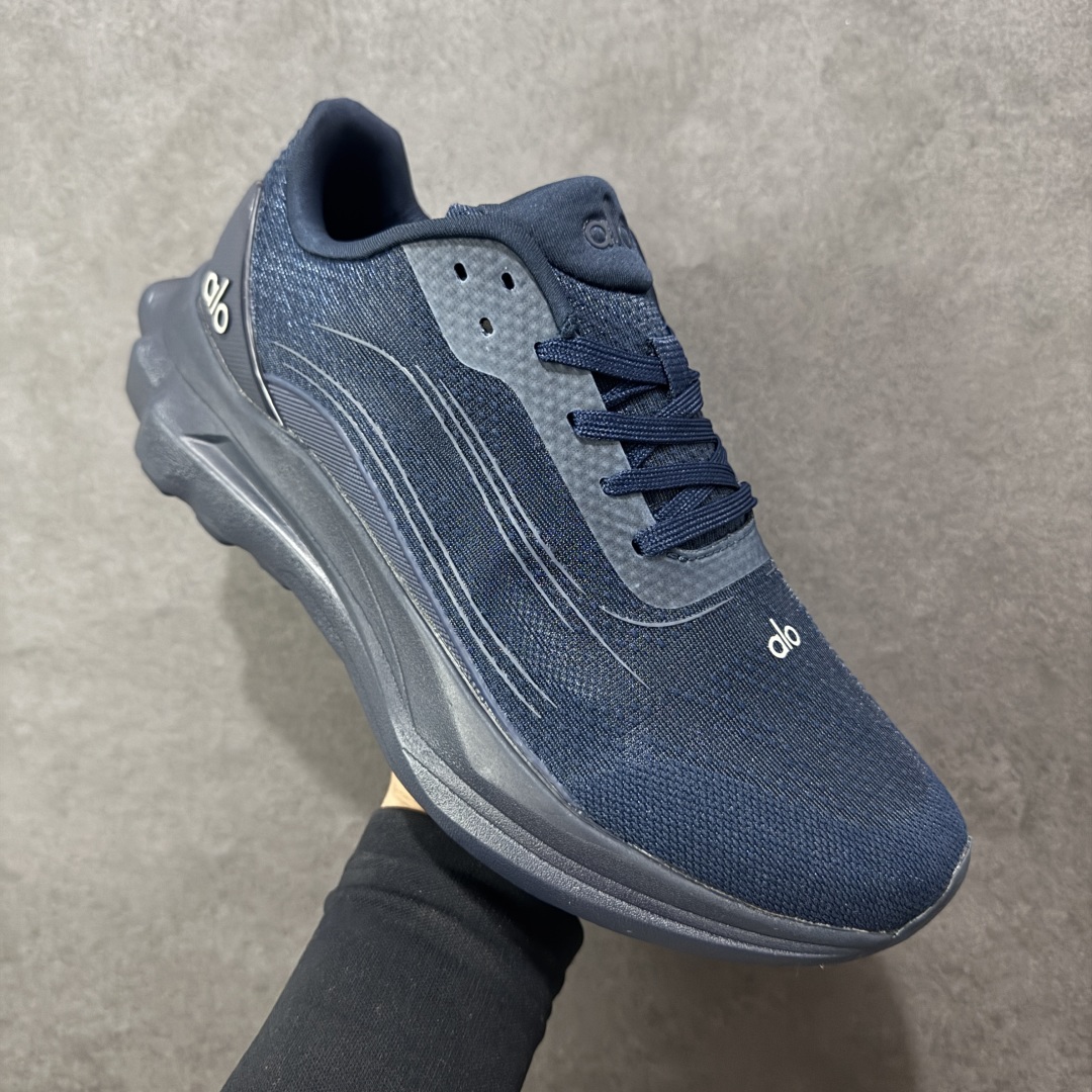 图片[3]-【纯原K版】Alo Yoga Alo Runner 低帮 男女同款 舒适简约防滑耐磨低邦板鞋 极具辨识度的设计，流畅的线条与恰到好处的弧度，彰显着品牌对美学的独特见解，简约而摩登，每一眼都是心动。材质上，Alohb小白鞋可谓精挑细选，鞋面的优质面料，柔软且富有韧性，纹理细腻，透气性极佳，双脚仿若被轻柔云朵包裹，时刻保持干爽。耐得住时光打磨，无惧日常磨损，品质始终如初，舒适之感瞬间蔓延。贴合足部的人体工学设计，让鞋垫完美承托足弓，行走时的每一个着力点都能得到温柔回应。稳定后跟夹，提供y稳定性和支撑力；透气双层网眼布，优化空气流通。动态双密度中底，提供柔软缓冲；多b地形外底抓地凸纹，实现全掌牵引力。 尺码：36-46 编码：HXSB240250-选品中心