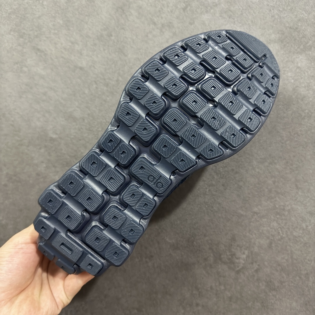 图片[9]-【纯原K版】Alo Yoga Alo Runner 低帮 男女同款 舒适简约防滑耐磨低邦板鞋 极具辨识度的设计，流畅的线条与恰到好处的弧度，彰显着品牌对美学的独特见解，简约而摩登，每一眼都是心动。材质上，Alohb小白鞋可谓精挑细选，鞋面的优质面料，柔软且富有韧性，纹理细腻，透气性极佳，双脚仿若被轻柔云朵包裹，时刻保持干爽。耐得住时光打磨，无惧日常磨损，品质始终如初，舒适之感瞬间蔓延。贴合足部的人体工学设计，让鞋垫完美承托足弓，行走时的每一个着力点都能得到温柔回应。稳定后跟夹，提供y稳定性和支撑力；透气双层网眼布，优化空气流通。动态双密度中底，提供柔软缓冲；多b地形外底抓地凸纹，实现全掌牵引力。 尺码：36-46 编码：HXSB240250-选品中心