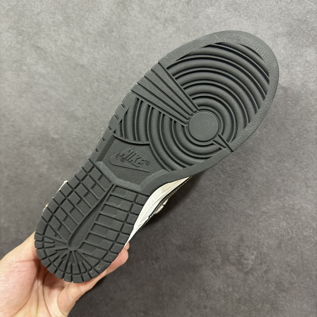 图片[9]-【YC纯原】Nike Dunk Low 终似少年 此款鞋面选用质感白磨砂皮革，如初雪落峰脊，炭黑Swoosh 划出凌厉弧线，如少年锐气破空而出。鞋头与领头的灰调拼接，塑造立体层次；后跟压印斑驳做旧字体，彰显定制血统。以纯粹底色，承托世间万千纷繁后——仍敢赤诚如初，终似少年。 货号：WB0510-064 尺码：40 40.5 41 42 42.5 43 44 44.5 45 46-选品中心