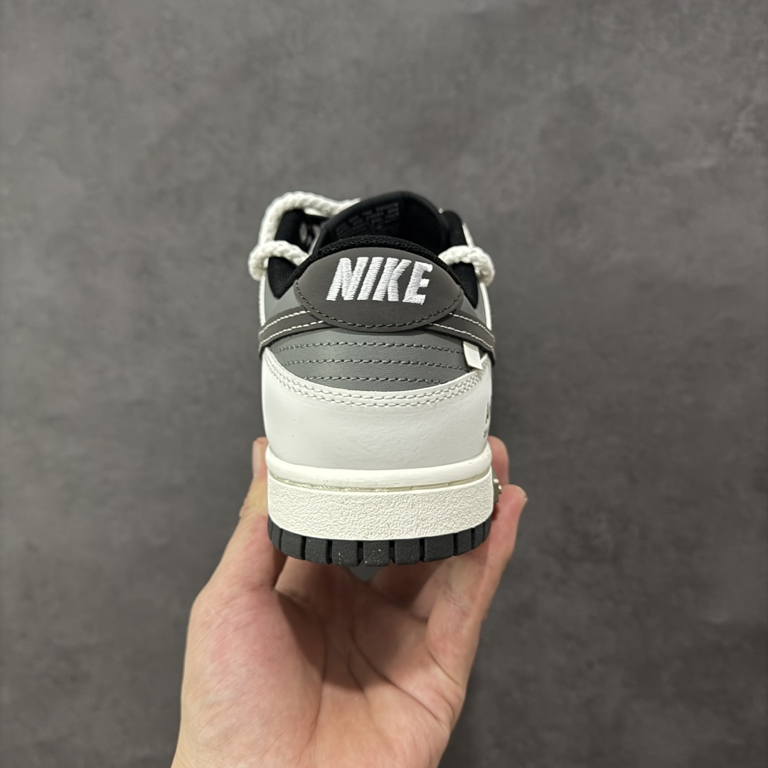 图片[4]-【YC纯原】Nike Dunk Low 终似少年 此款鞋面选用质感白磨砂皮革，如初雪落峰脊，炭黑Swoosh 划出凌厉弧线，如少年锐气破空而出。鞋头与领头的灰调拼接，塑造立体层次；后跟压印斑驳做旧字体，彰显定制血统。以纯粹底色，承托世间万千纷繁后——仍敢赤诚如初，终似少年。 货号：WB0510-064 尺码：40 40.5 41 42 42.5 43 44 44.5 45 46-选品中心