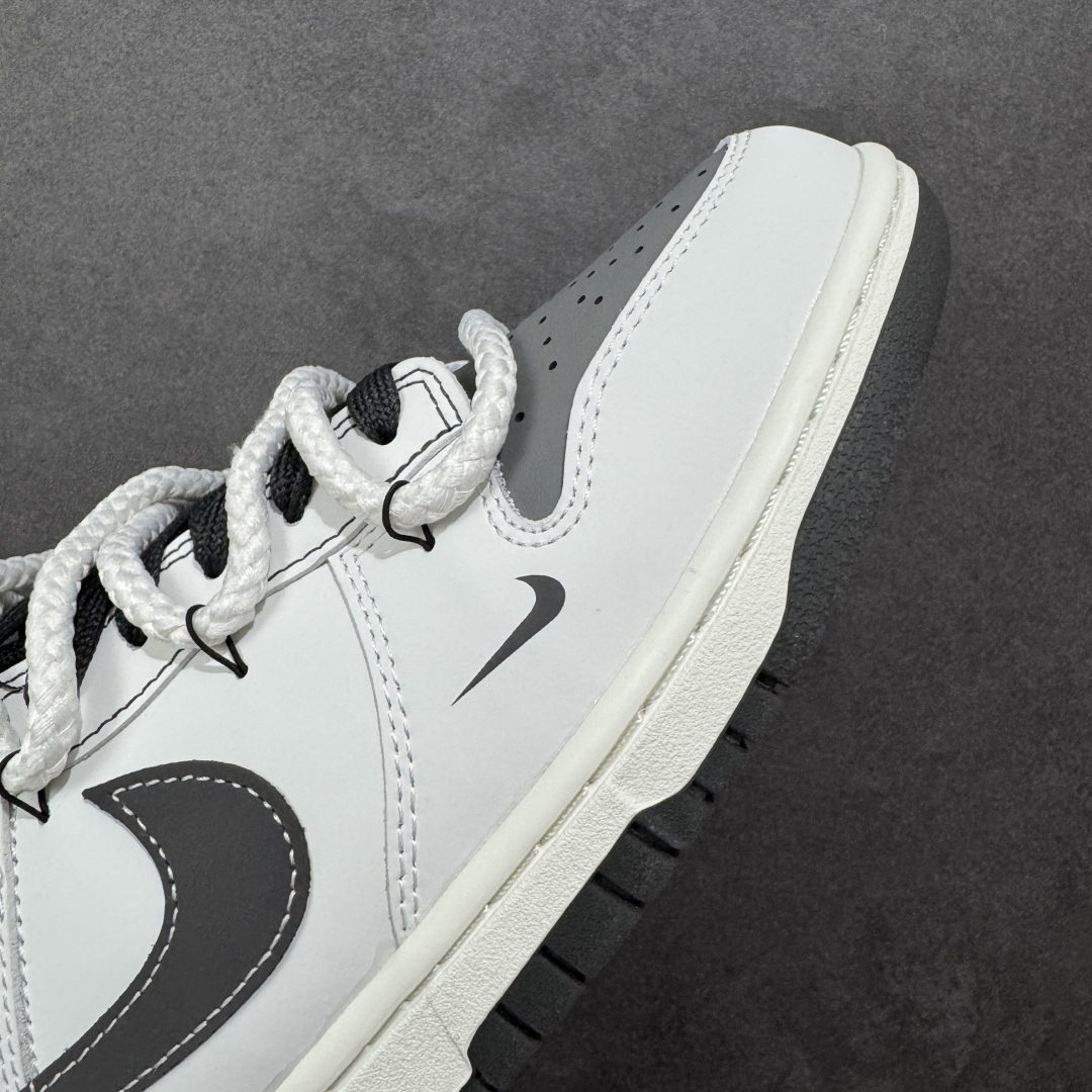 图片[5]-【YC纯原】Nike Dunk Low 终似少年 此款鞋面选用质感白磨砂皮革，如初雪落峰脊，炭黑Swoosh 划出凌厉弧线，如少年锐气破空而出。鞋头与领头的灰调拼接，塑造立体层次；后跟压印斑驳做旧字体，彰显定制血统。以纯粹底色，承托世间万千纷繁后——仍敢赤诚如初，终似少年。 货号：WB0510-064 尺码：40 40.5 41 42 42.5 43 44 44.5 45 46-选品中心