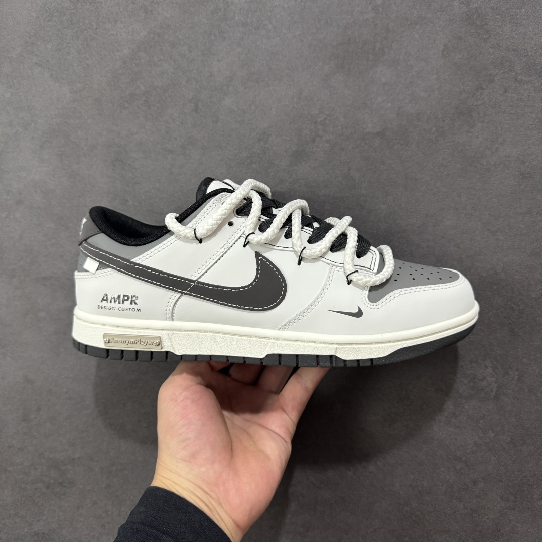 【YC纯原】Nike Dunk Low 终似少年 此款鞋面选用质感白磨砂皮革,如初雪落峰脊,炭黑Swoosh 划出凌厉弧线,如少年锐气破空而出。鞋头与领头的灰调拼接,塑造立体层次;后跟压印斑驳做旧字体,彰显定制血统。以纯粹底色,承托世间万千纷繁后——仍敢赤诚如初,终似少年。 货号:WB0510-064 尺码:40 40.5 41 42 42.5 43 44 44.5 45 46-选品中心