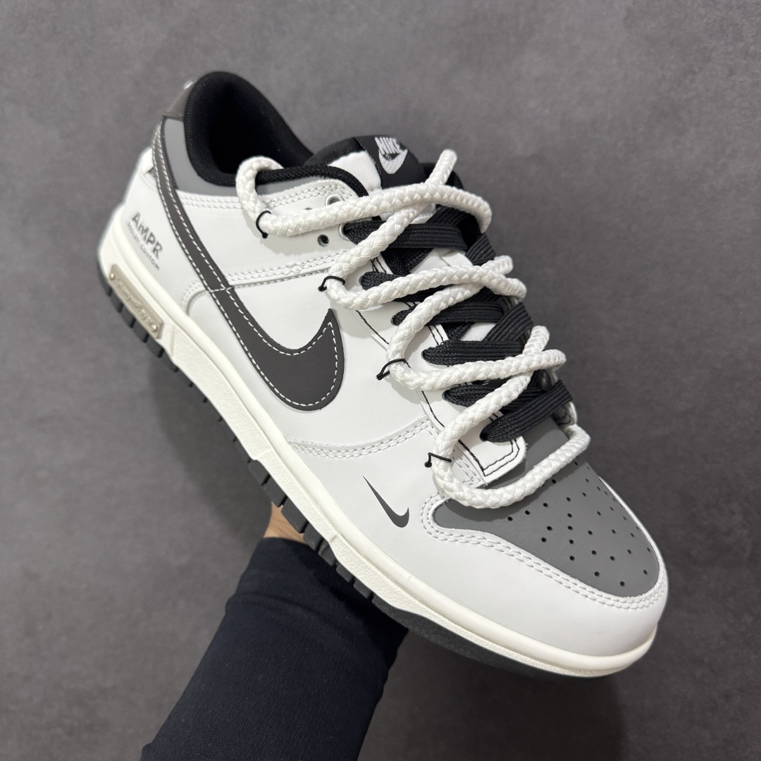 图片[3]-【YC纯原】Nike Dunk Low 终似少年 此款鞋面选用质感白磨砂皮革，如初雪落峰脊，炭黑Swoosh 划出凌厉弧线，如少年锐气破空而出。鞋头与领头的灰调拼接，塑造立体层次；后跟压印斑驳做旧字体，彰显定制血统。以纯粹底色，承托世间万千纷繁后——仍敢赤诚如初，终似少年。 货号：WB0510-064 尺码：40 40.5 41 42 42.5 43 44 44.5 45 46-选品中心