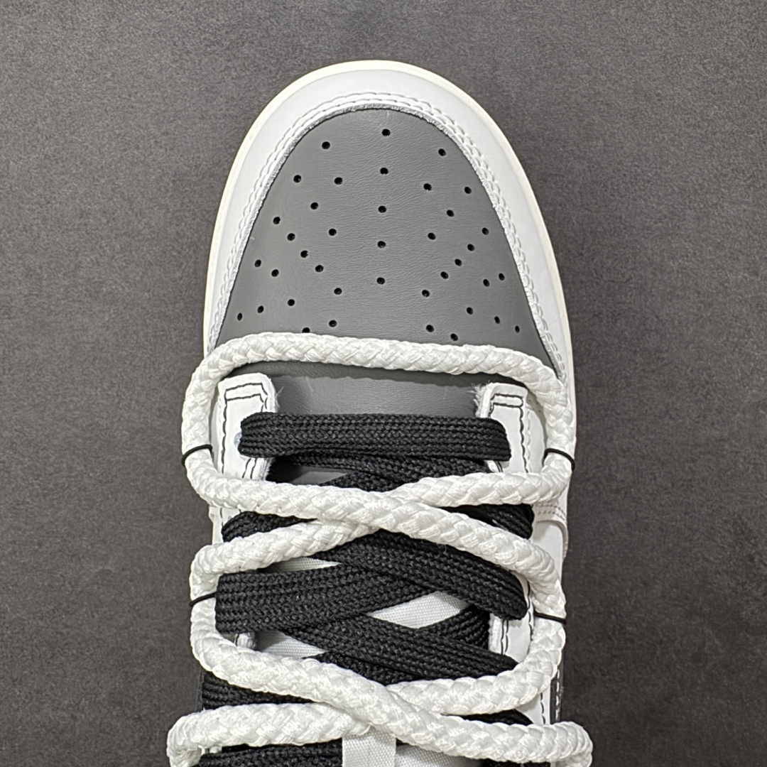 图片[8]-【YC纯原】Nike Dunk Low 终似少年 此款鞋面选用质感白磨砂皮革，如初雪落峰脊，炭黑Swoosh 划出凌厉弧线，如少年锐气破空而出。鞋头与领头的灰调拼接，塑造立体层次；后跟压印斑驳做旧字体，彰显定制血统。以纯粹底色，承托世间万千纷繁后——仍敢赤诚如初，终似少年。 货号：WB0510-064 尺码：40 40.5 41 42 42.5 43 44 44.5 45 46-选品中心
